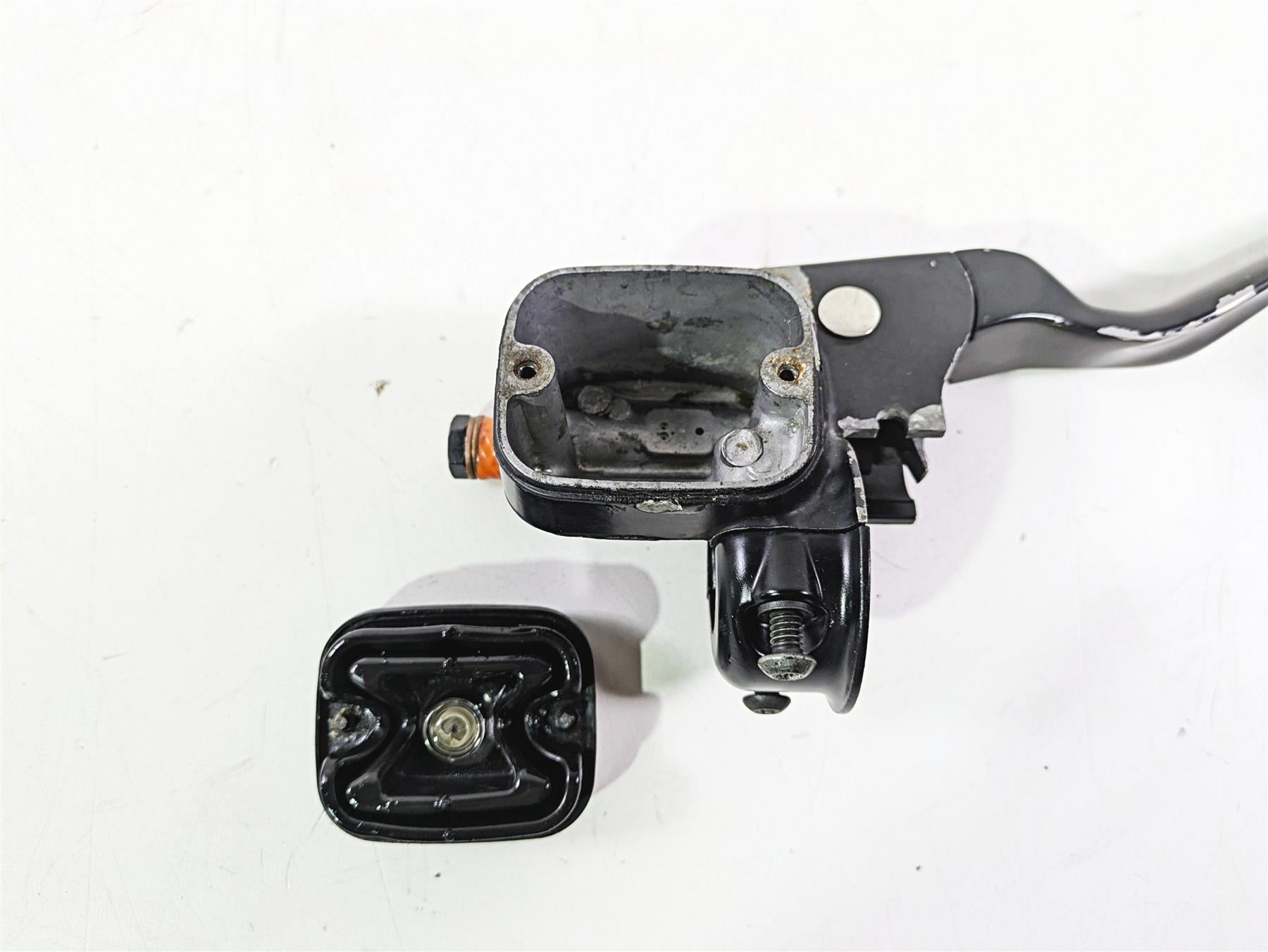2008 Harley FLSTSB Cross Bones Front Master Cylinder 9/16 45019-08C {{ shop.shopifyCountryName }} - Mototech271