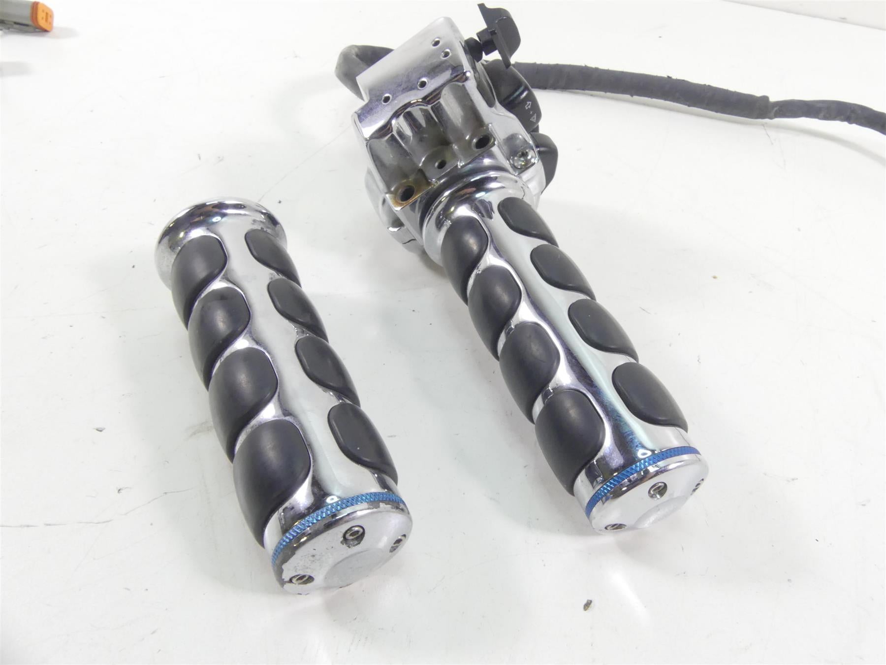 2002 Harley Touring FLHRCI Road King Chrome Hand Control Switch Set 71590-96 {{ shop.shopifyCountryName }} - Mototech271