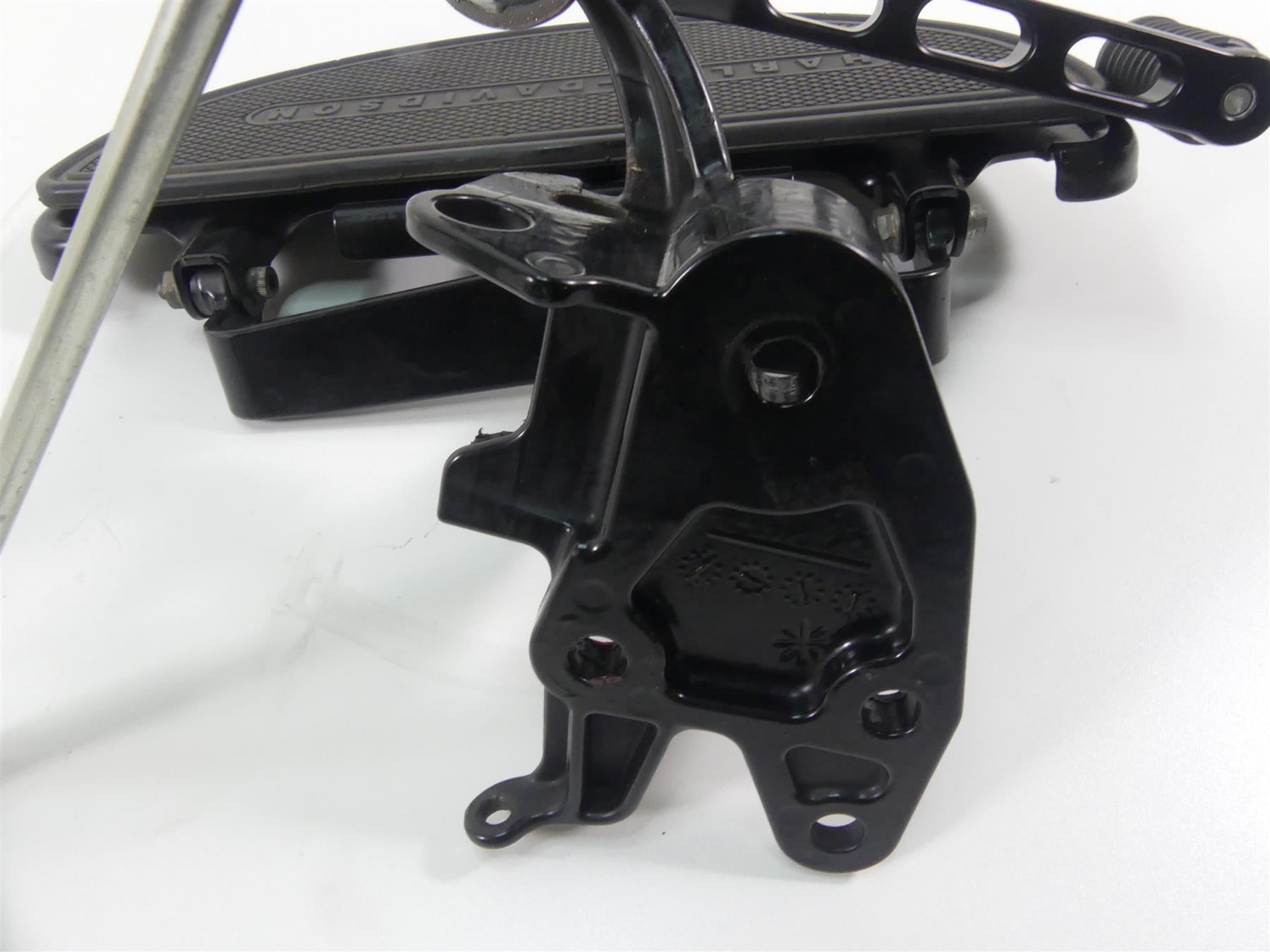 2008 Harley Softail FLSTSB Cross Bones Left Floorboard & Shifter Set 33630-07A {{ shop.shopifyCountryName }} - Mototech271