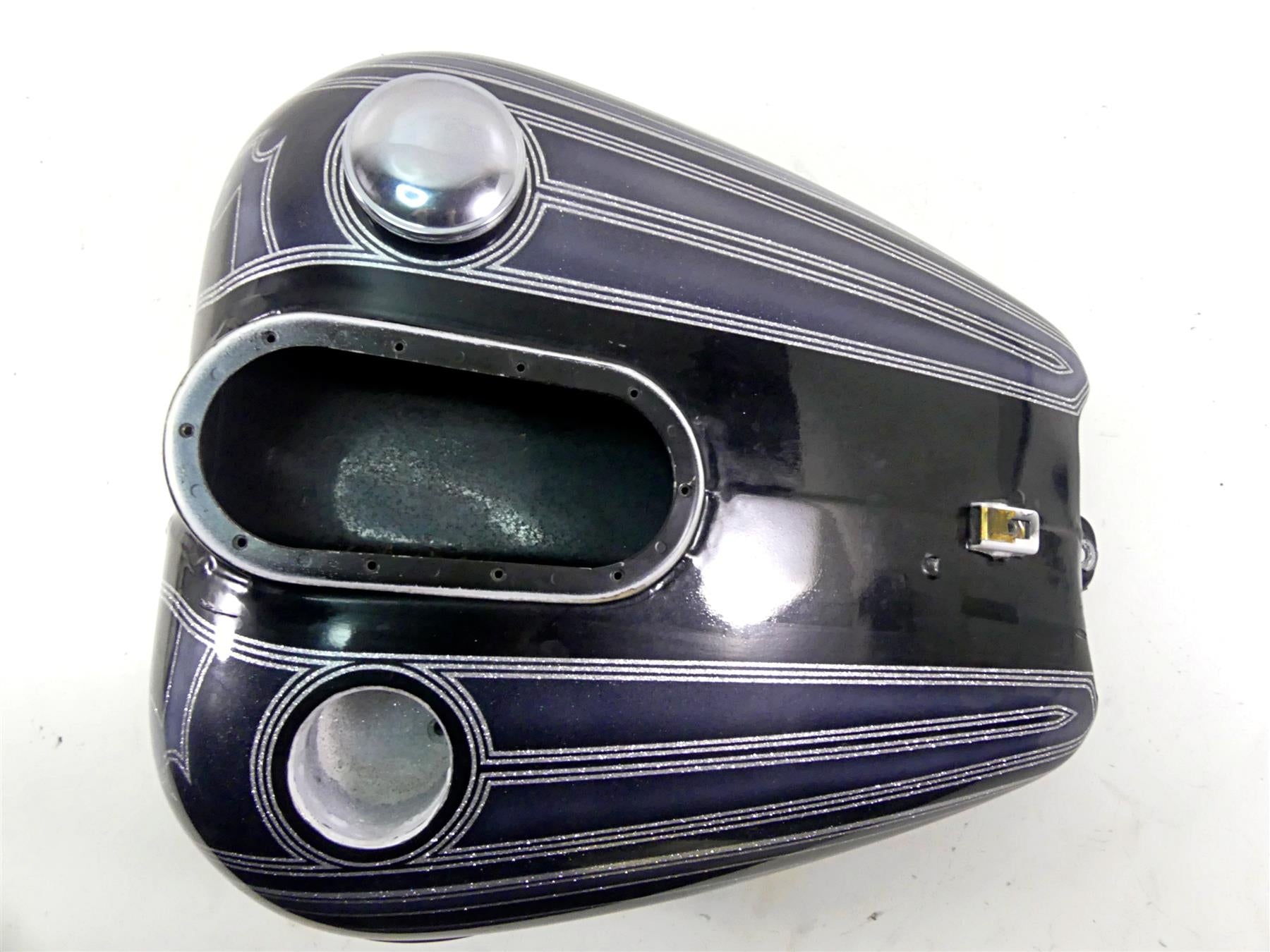 2007 Harley Touring FLHRC Road King Fuel Gas Petrol Tank - Read 61268-03 {{ shop.shopifyCountryName }} - Mototech271