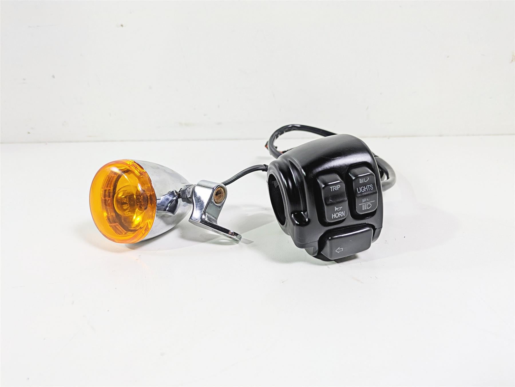 2014 Harley FXDF Dyna Fat Bob Left Hand Control Switch & Blinker 72945-12 {{ shop.shopifyCountryName }} - Mototech271