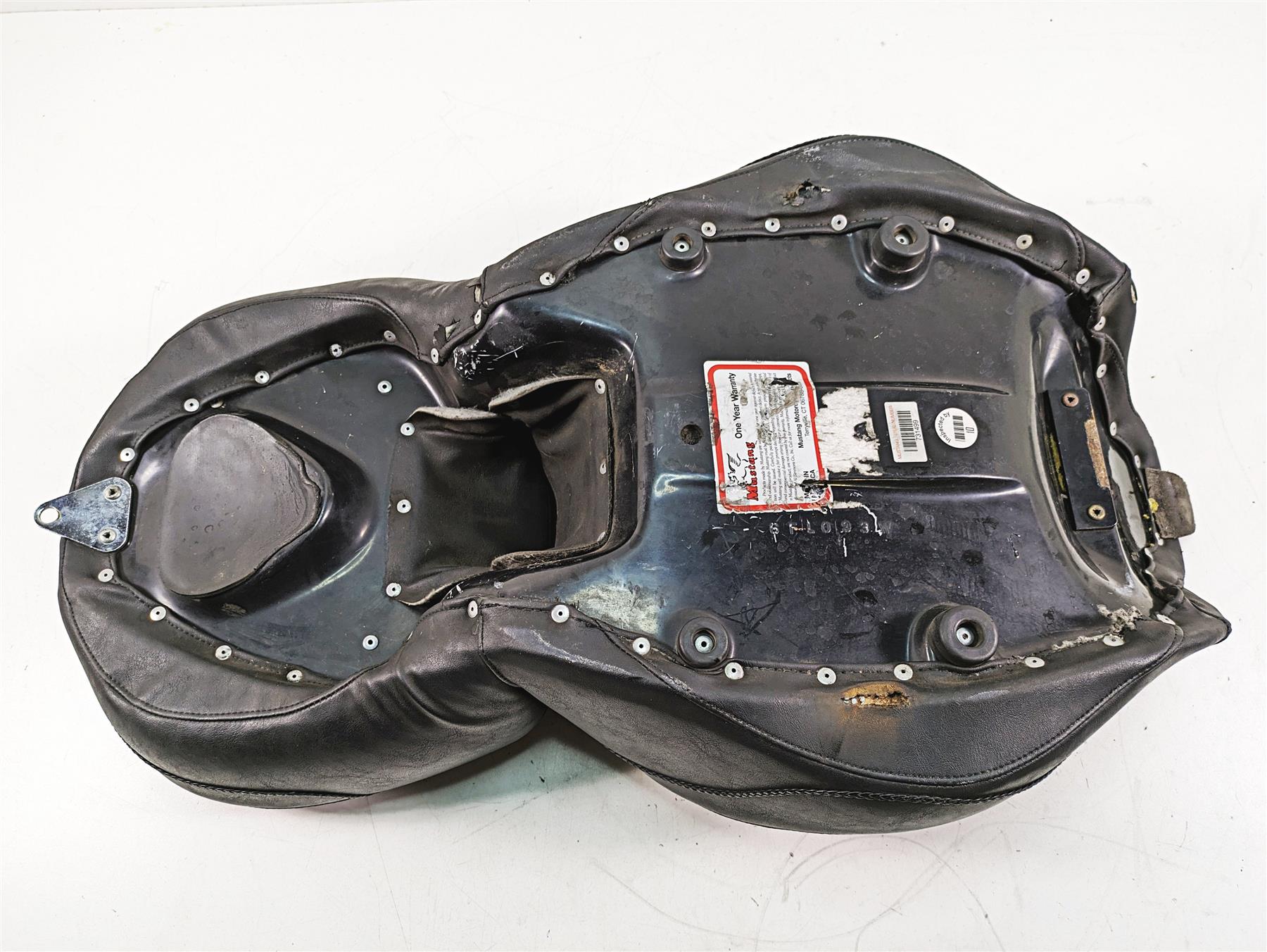 2011 Harley Touring FLHR Road King Mustang Seat Saddle 731499 {{ shop.shopifyCountryName }} - Mototech271