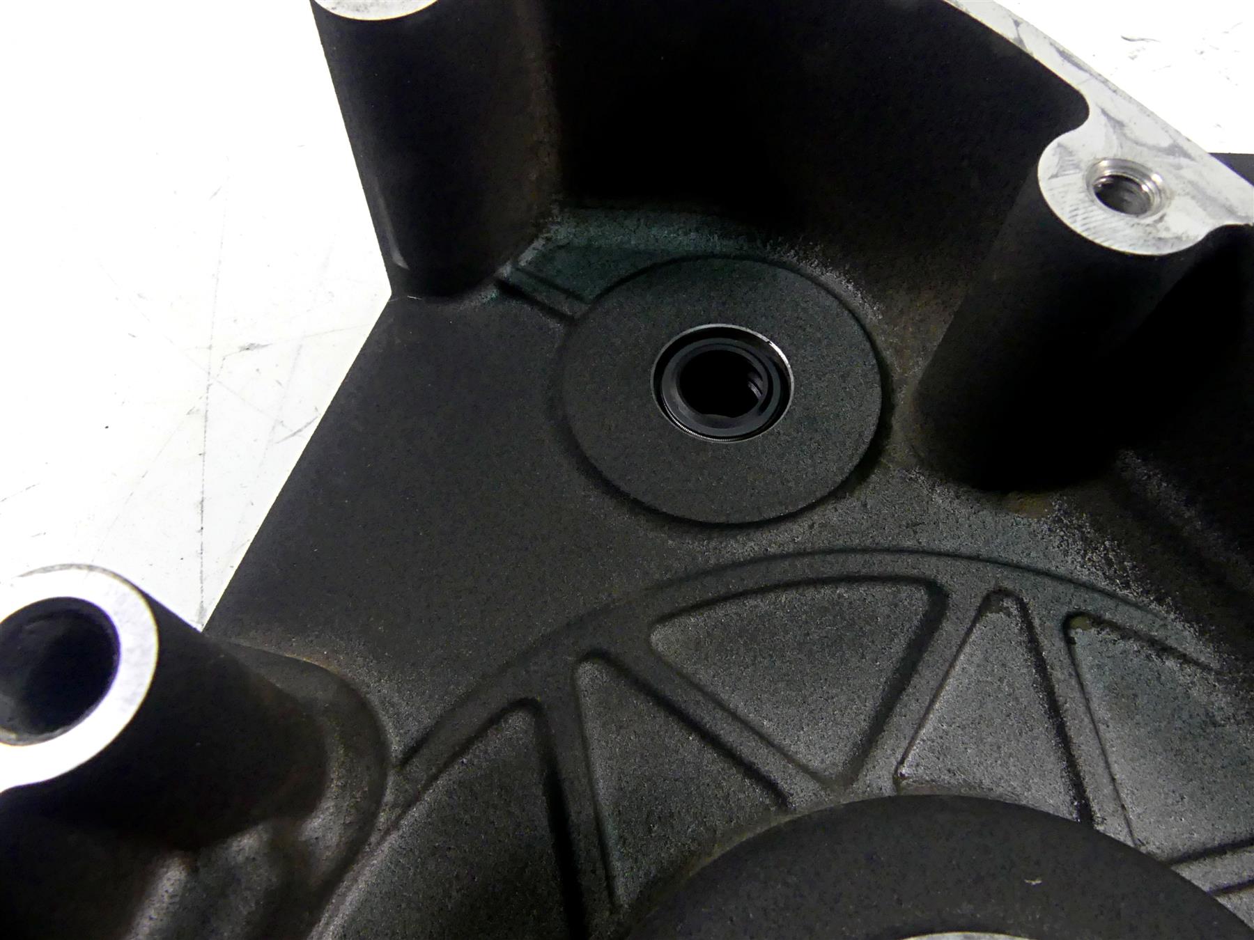 2006 Harley Softail FXSTSI Springer Inner Primary Drive Clutch Cover 60620-94B {{ shop.shopifyCountryName }} - Mototech271