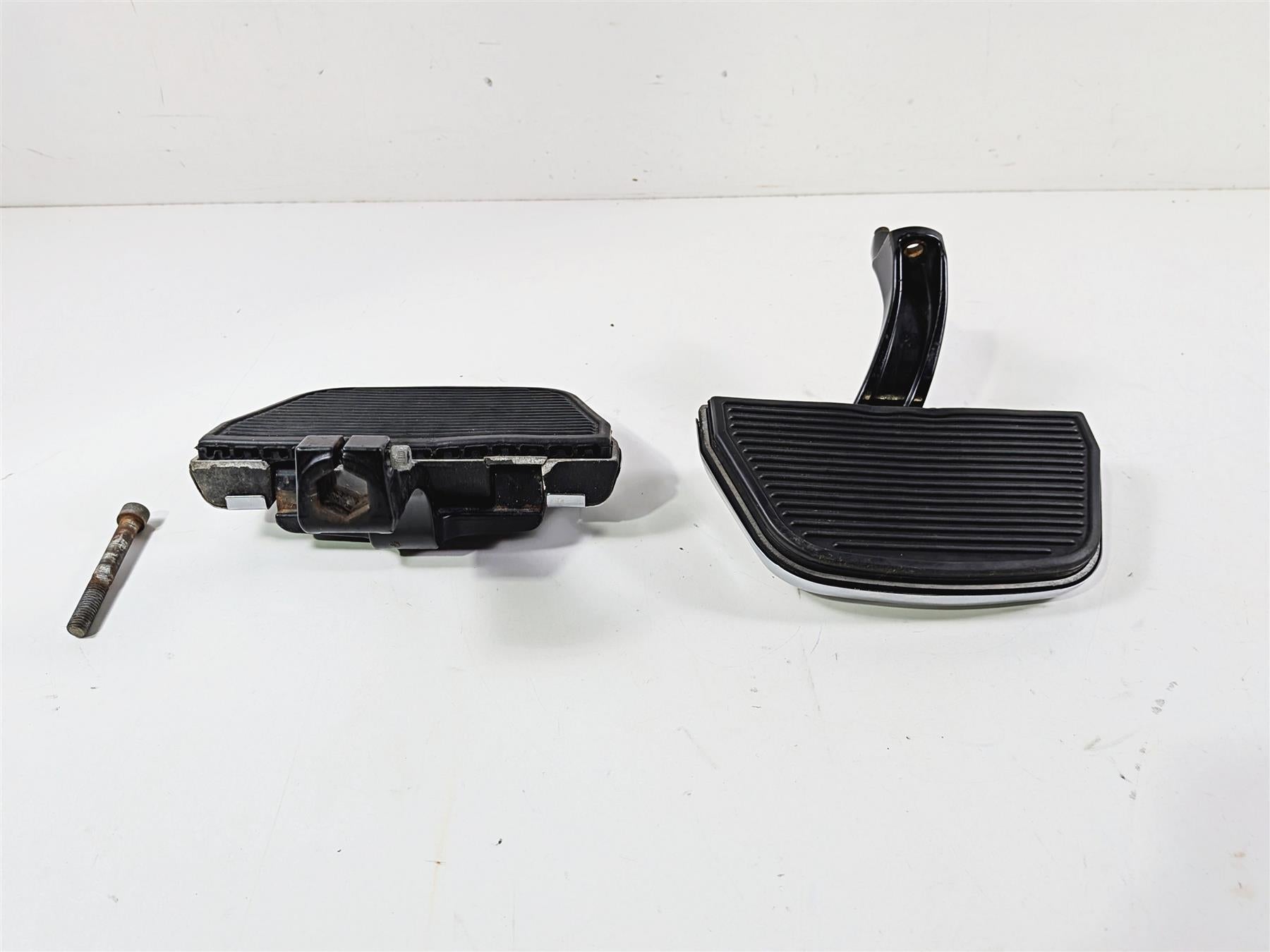 2012 Harley Softail FLSTF Fat Boy Passenger Footpeg Foot Peg READ 50943-05A {{ shop.shopifyCountryName }} - Mototech271