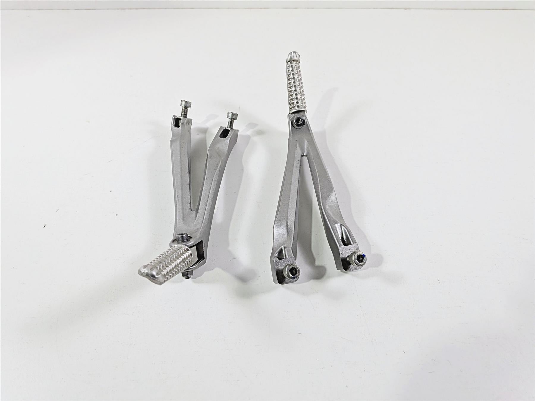 2008 Yamaha YZF R1 RN19 Oem Passenger Foot Peg Rest Set 5VY-2741L-00-00 {{ shop.shopifyCountryName }} - Mototech271