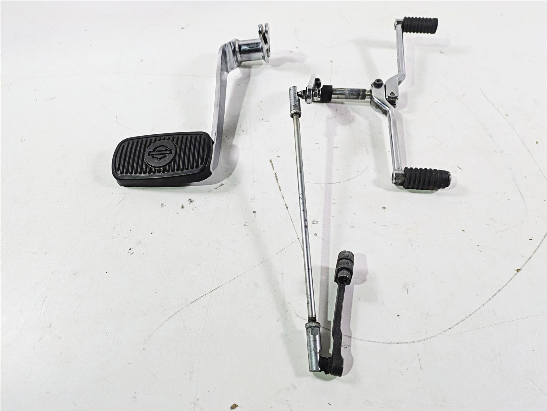 2008 Harley Touring FLHTP Electra Glide Gear Shift & Brake Lever Set 33895-82E {{ shop.shopifyCountryName }} - Mototech271