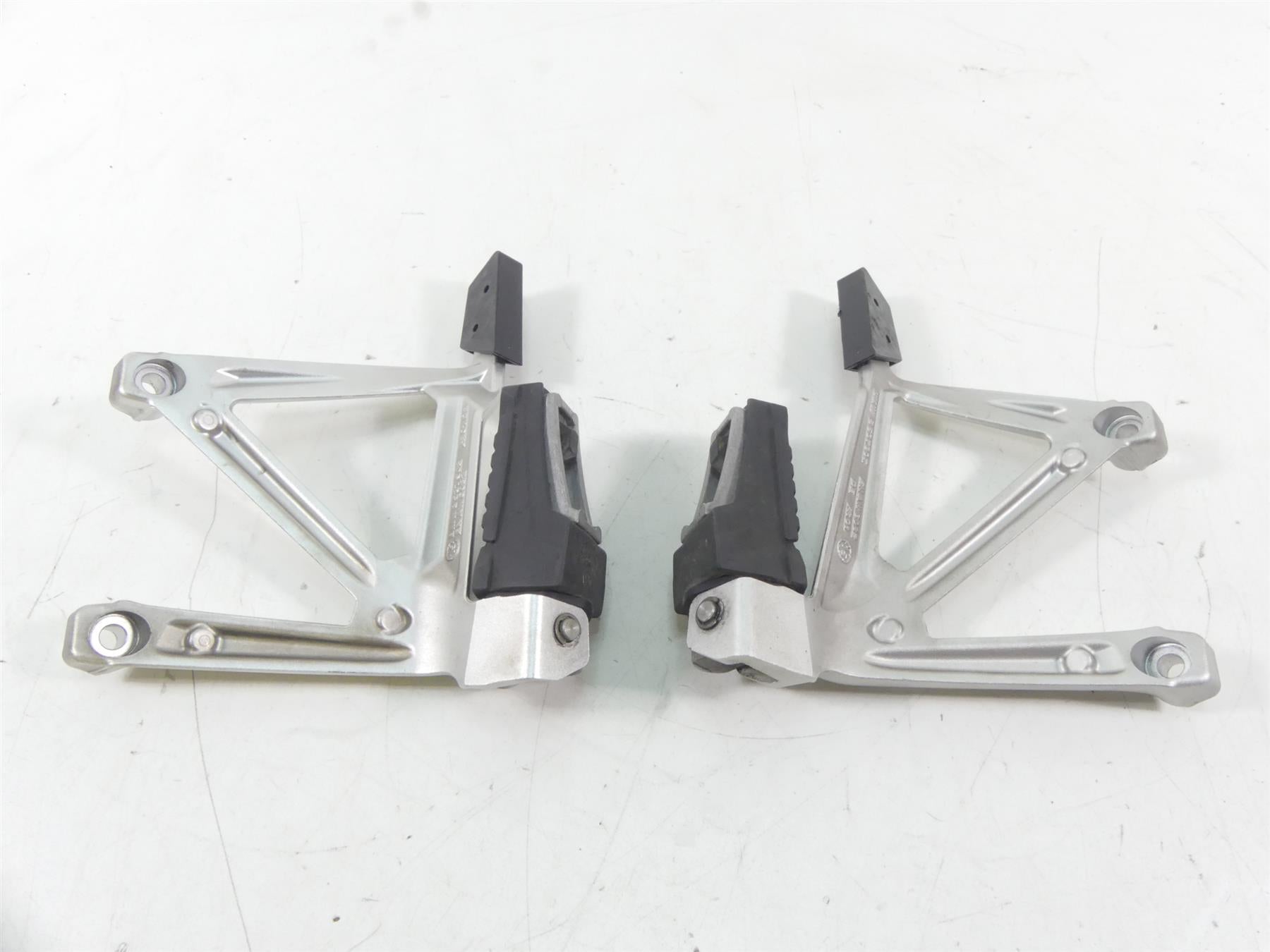 2016 BMW R1200GS K50 Rear Passenger Footpeg Footrest Set 46718528793 46718528794 {{ shop.shopifyCountryName }} - Mototech271