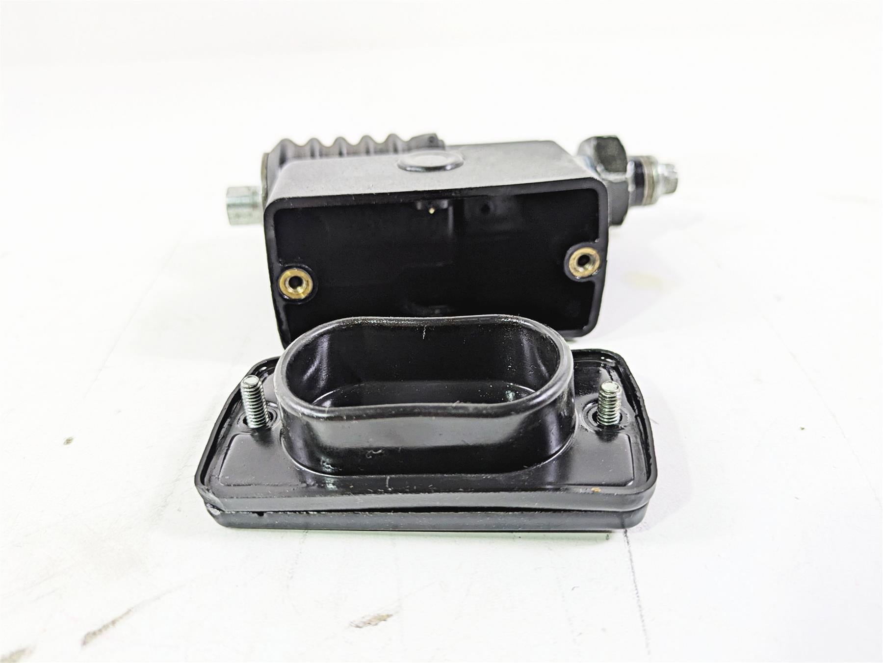 2002 Harley Dyna FXDL Low Rider Rear Brake Master Cylinder 42474-90C {{ shop.shopifyCountryName }} - Mototech271