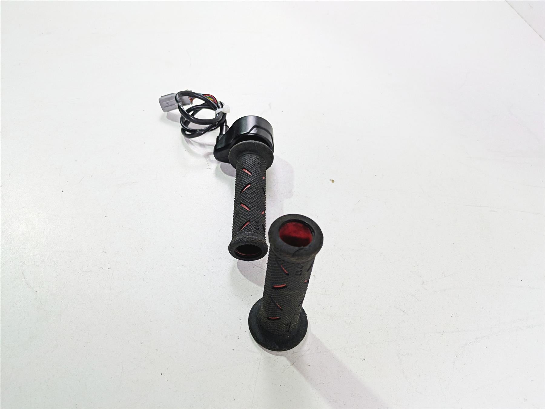 2013 Ducati Hypermotard 821 SP Ride By Wire Throttle Grip Set 66020034E {{ shop.shopifyCountryName }} - Mototech271