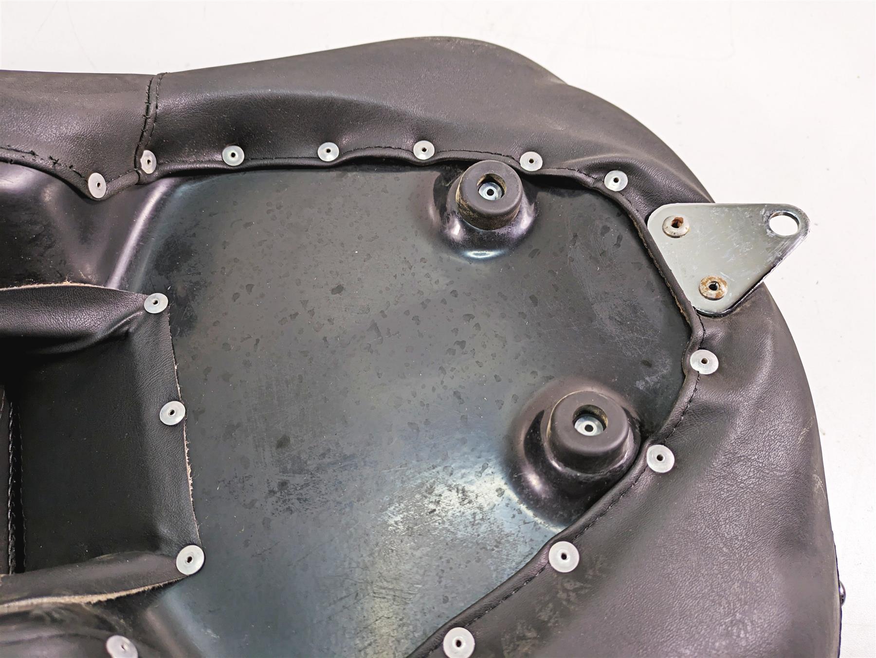1999 Harley Touring FLHTC Electra Glide Seat Saddle Mustang Wide Studded 76652 {{ shop.shopifyCountryName }} - Mototech271