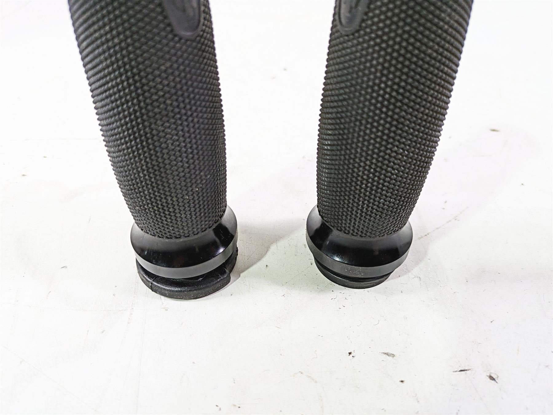 2016 Harley Touring FLTRX Road Glide Get-A-Grip Magnum Hand Grip Set 56100036 {{ shop.shopifyCountryName }} - Mototech271