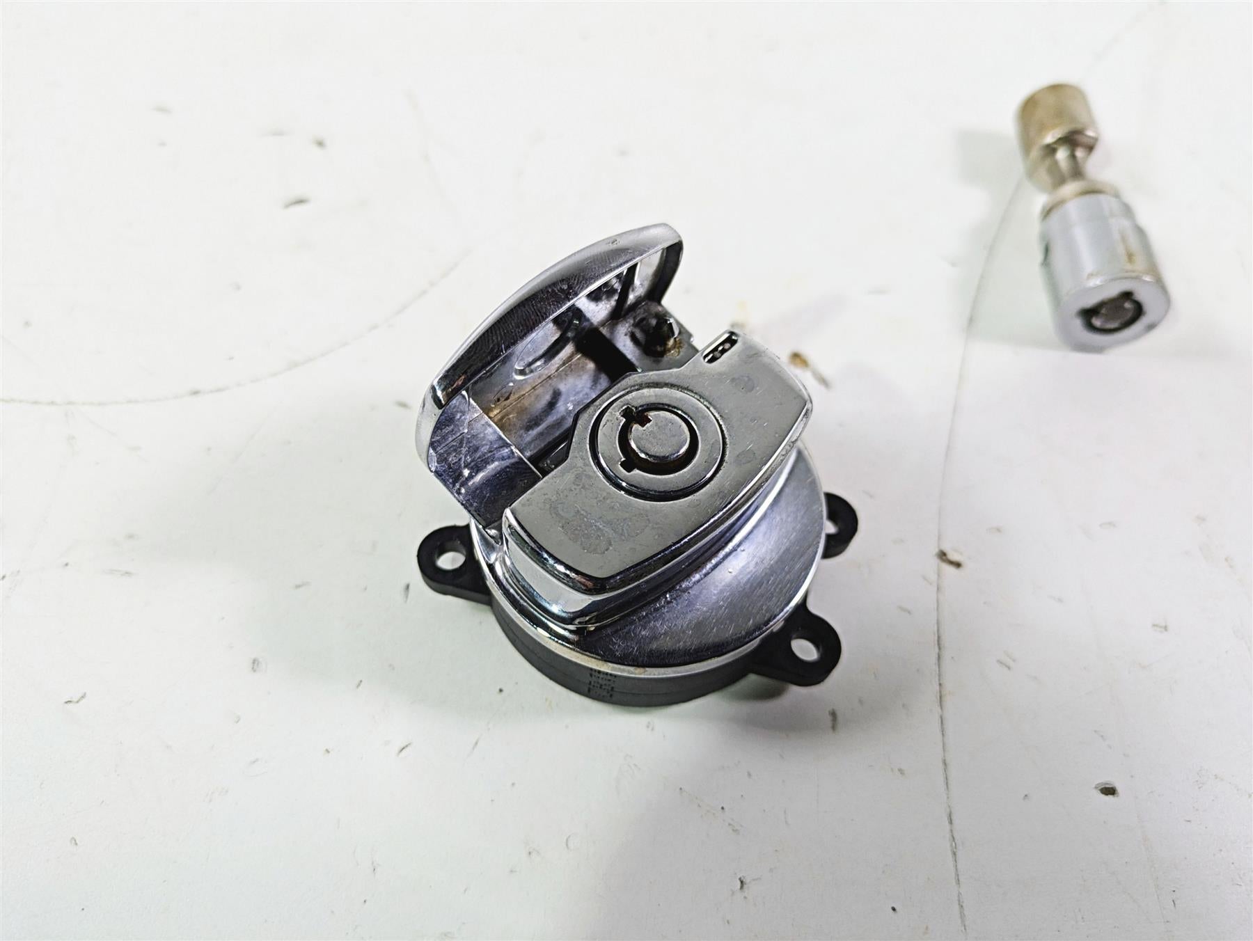 2005 Harley Softail FLSTSCI Heritage Springer Ignition Switch Key Lock 71450-04 {{ shop.shopifyCountryName }} - Mototech271