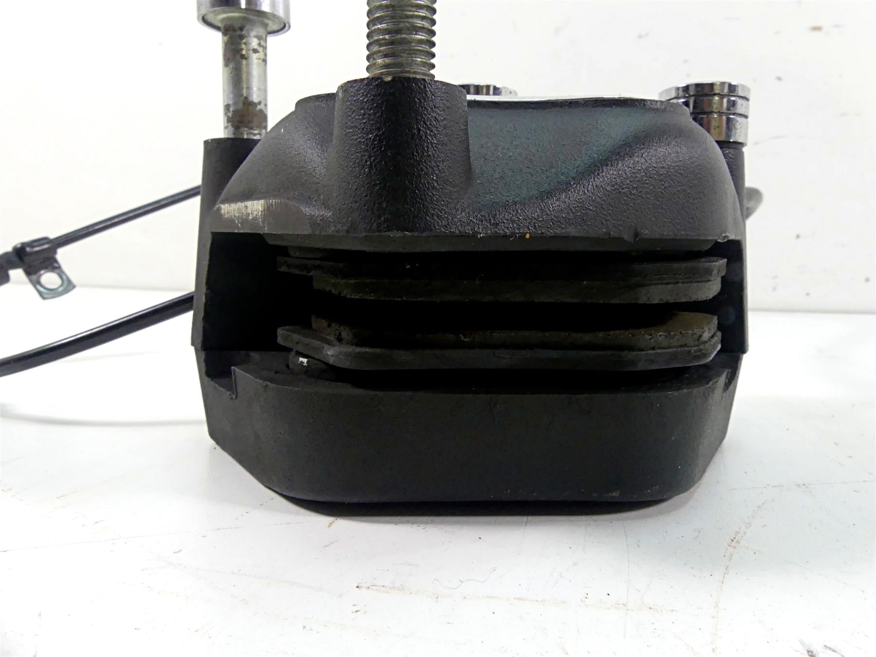 2002 Harley FLSTCI Softail Heritage Front Brake Caliper 44046-00D {{ shop.shopifyCountryName }} - Mototech271