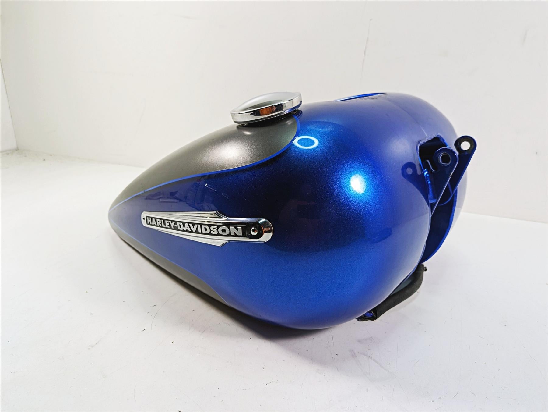 2009 Harley Dyna FXDFSE CVO Fat Bob Fuel Gas Tank Granite Blue - Read 61723-09 {{ shop.shopifyCountryName }} - Mototech271