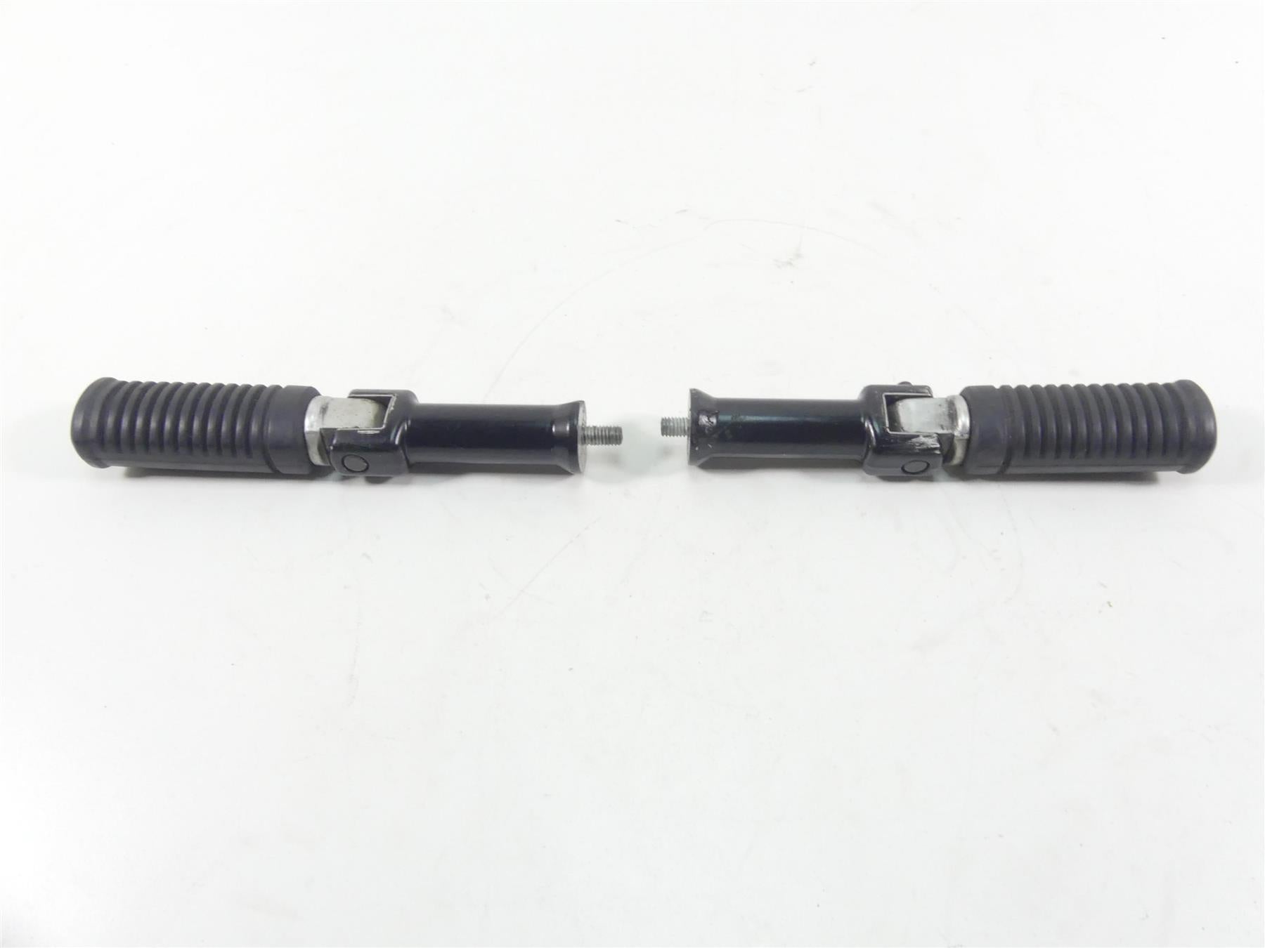 2019 Harley Softail FLSB Sport Glide Rear Passenger Foot Peg Rest Set 50500744 {{ shop.shopifyCountryName }} - Mototech271