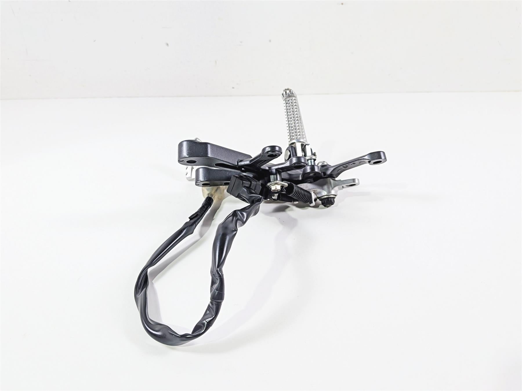 2023 Yamaha MT10 MTN1000 Right Front Footpeg & Brake Pedal B67-27443-10-00 {{ shop.shopifyCountryName }} - Mototech271