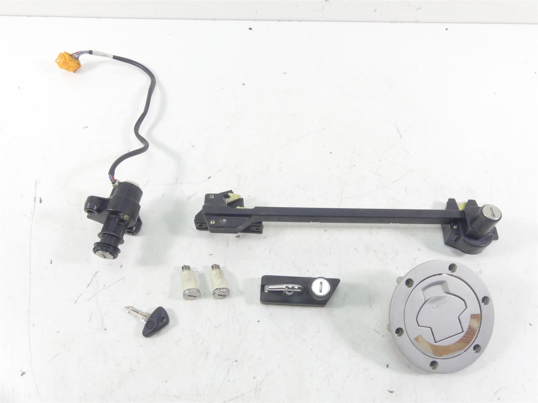 1999 BMW R1100 GS 259E Ignition Switch Gas Cap Seat Lock Key Set 51252313183 {{ shop.shopifyCountryName }} - Mototech271