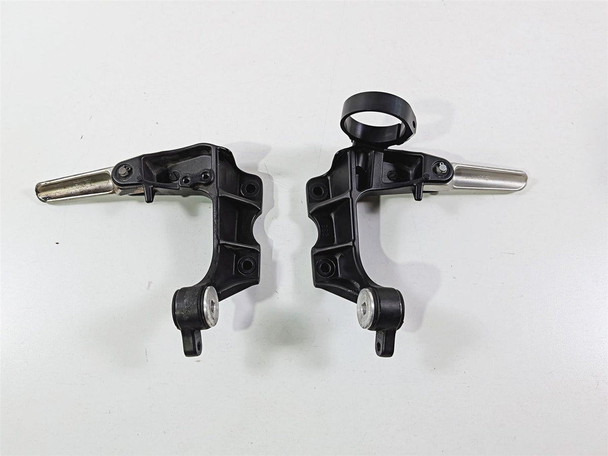 2009 Yamaha VMX17 V-Max 1700 Rear Passenger Footpeg Set - Read 2S3-27430-00-00-Mototech271