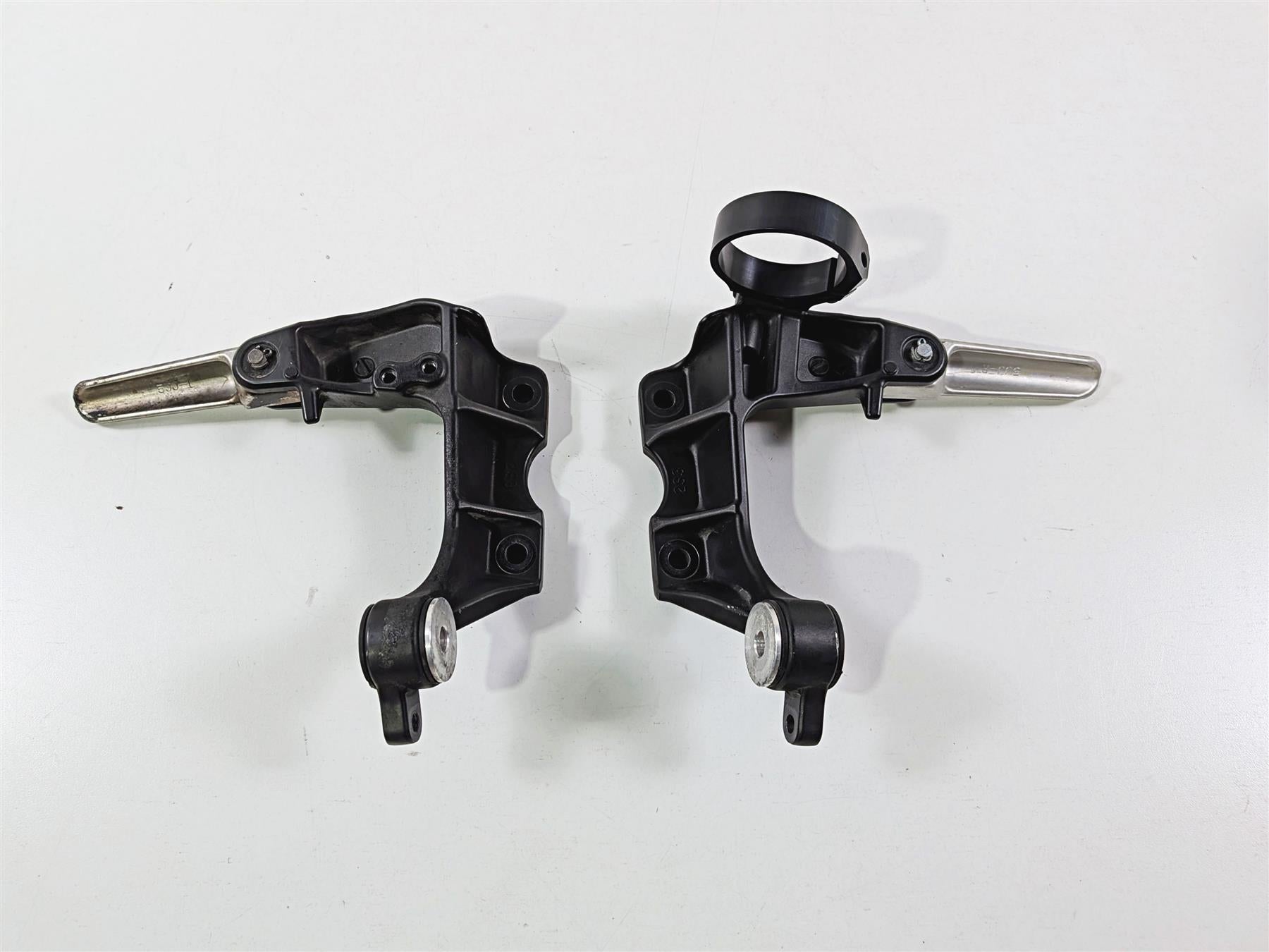 2009 Yamaha VMX17 V-Max 1700 Rear Passenger Footpeg Set - Read 2S3-27430-00-00-Mototech271