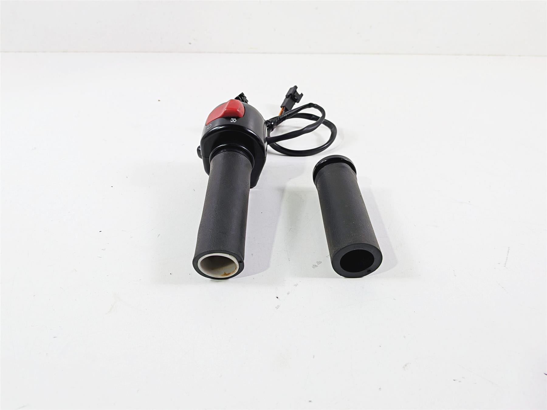 2014 Suzuki M109R VZR1800 Boulevard Right Hand Control Switch 37200-06J00 {{ shop.shopifyCountryName }} - Mototech271