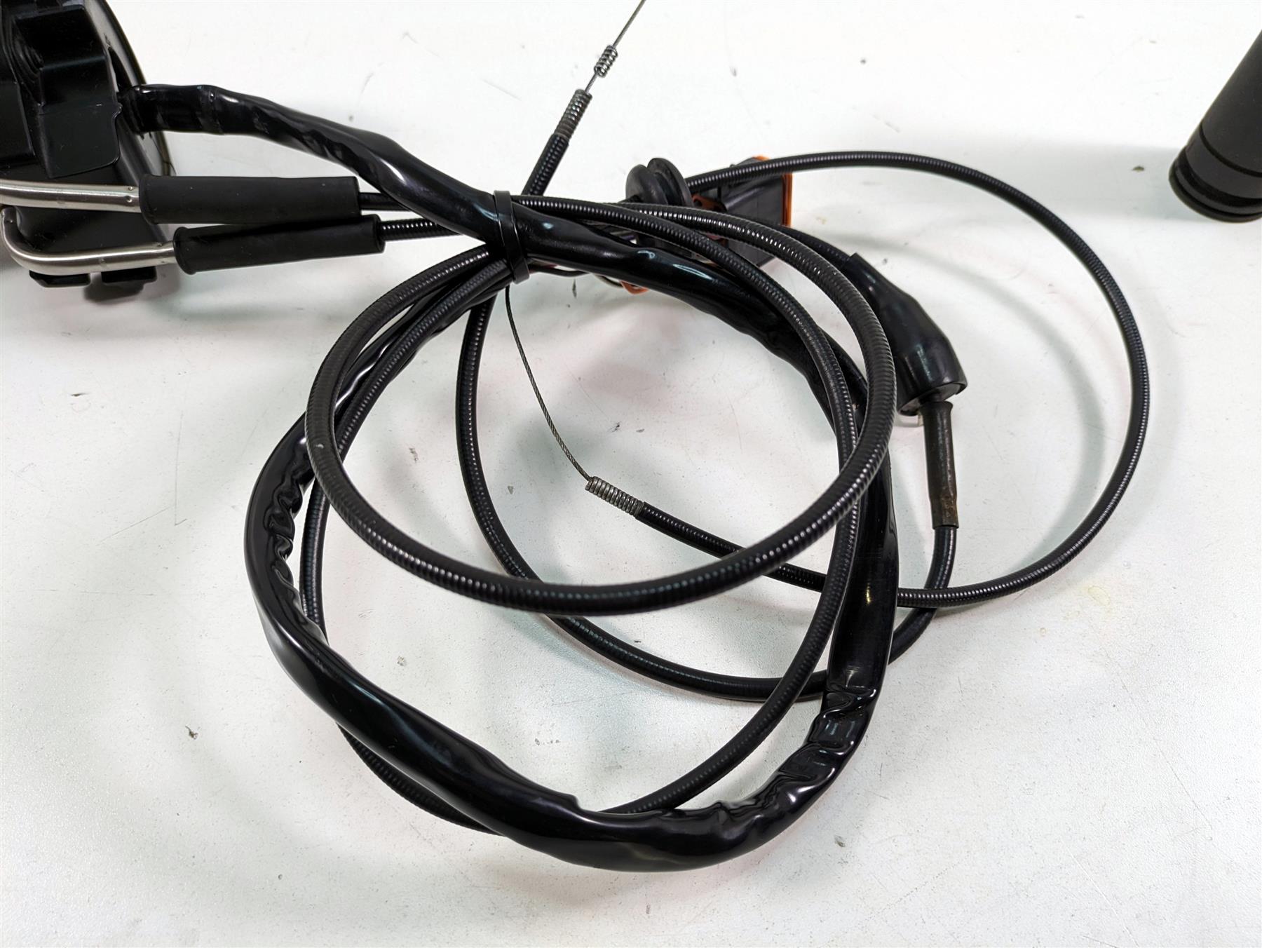 2006 Harley Touring FLHTCUI Electra Glide Right Hand Control Switch 71684-06A {{ shop.shopifyCountryName }} - Mototech271