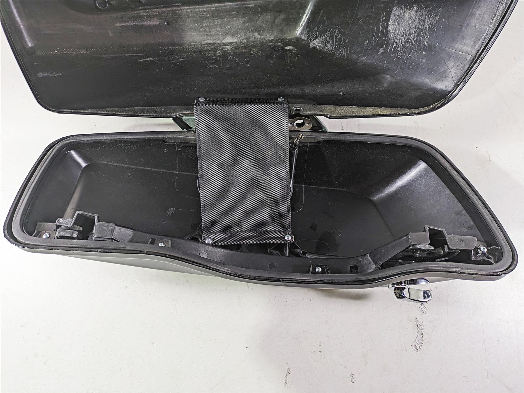 2020 Harley Touring FLHT Electra Glide Right Saddlebag Saddle Bag -Read 90200412 {{ shop.shopifyCountryName }} - Mototech271