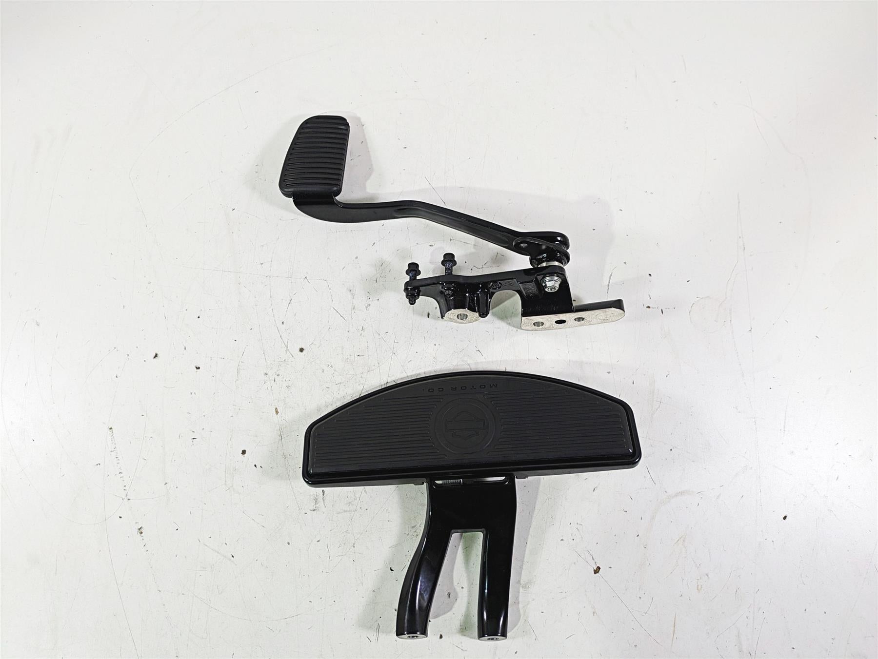 2019 Harley FLHCS Softail Heritage Front Right Floorboard + Brake Pedal 50600206 {{ shop.shopifyCountryName }} - Mototech271