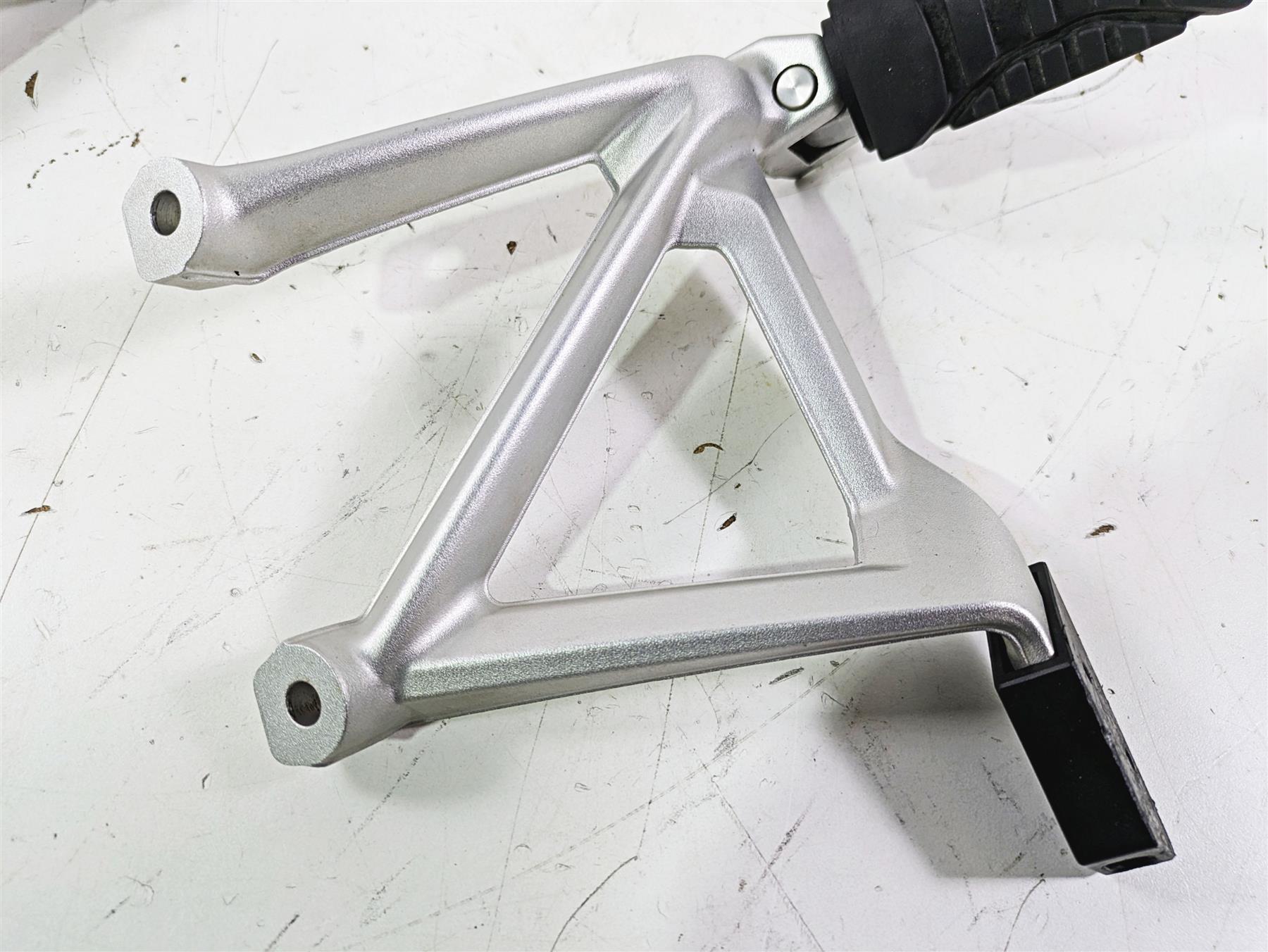 2018 BMW R1200GS GSW K50 Rear Passenger Footpeg Set 46718528793 46718528794 {{ shop.shopifyCountryName }} - Mototech271