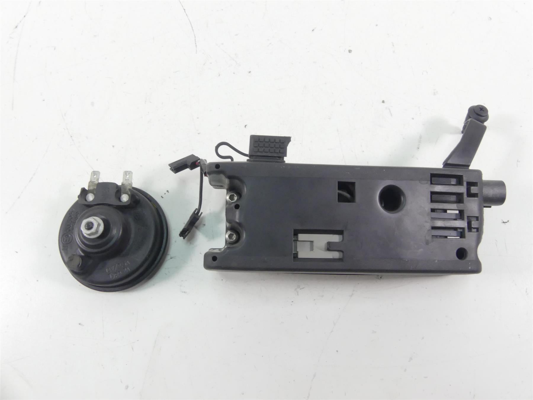 2021 Harley Softail FLSB Sport Glide Horn & Wiring Box 69201654 {{ shop.shopifyCountryName }} - Mototech271