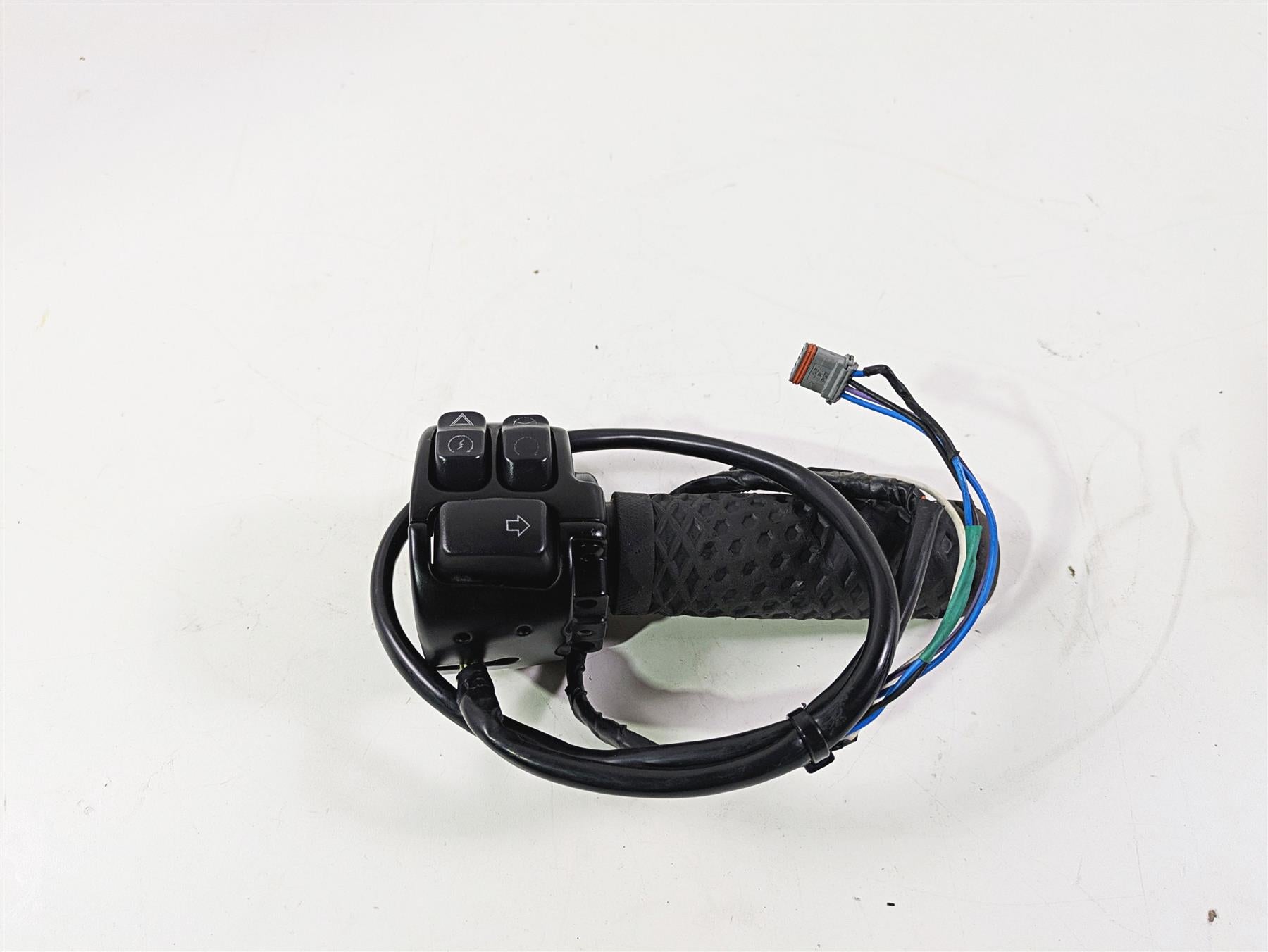 2020 Harley Softail FXST Standard Right Hand Control Switch - Extended 71500462 {{ shop.shopifyCountryName }} - Mototech271