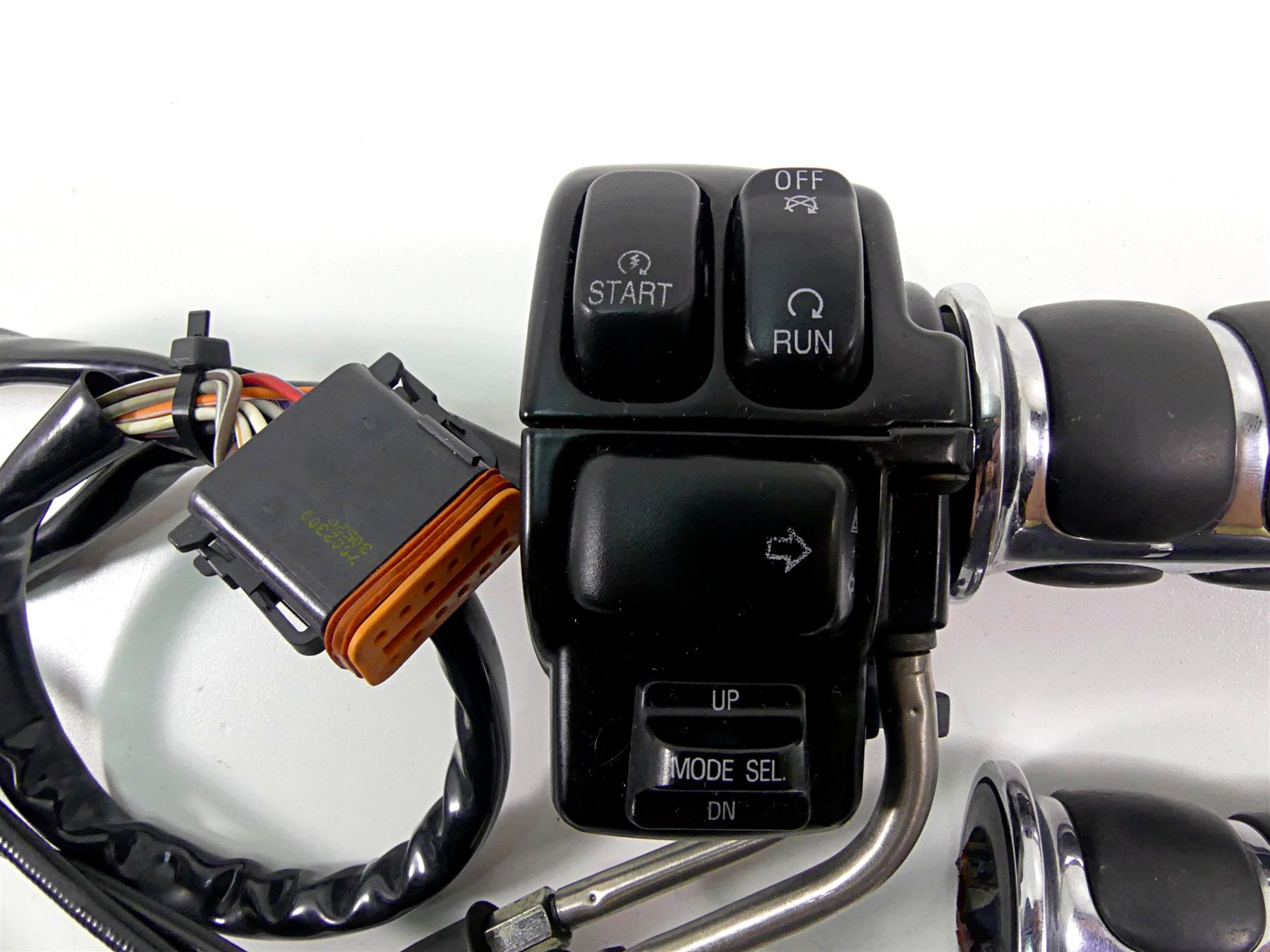2003 Harley Touring FLHTCI E-Glide 100TH Right Mode Control Switch 71684-06A {{ shop.shopifyCountryName }} - Mototech271