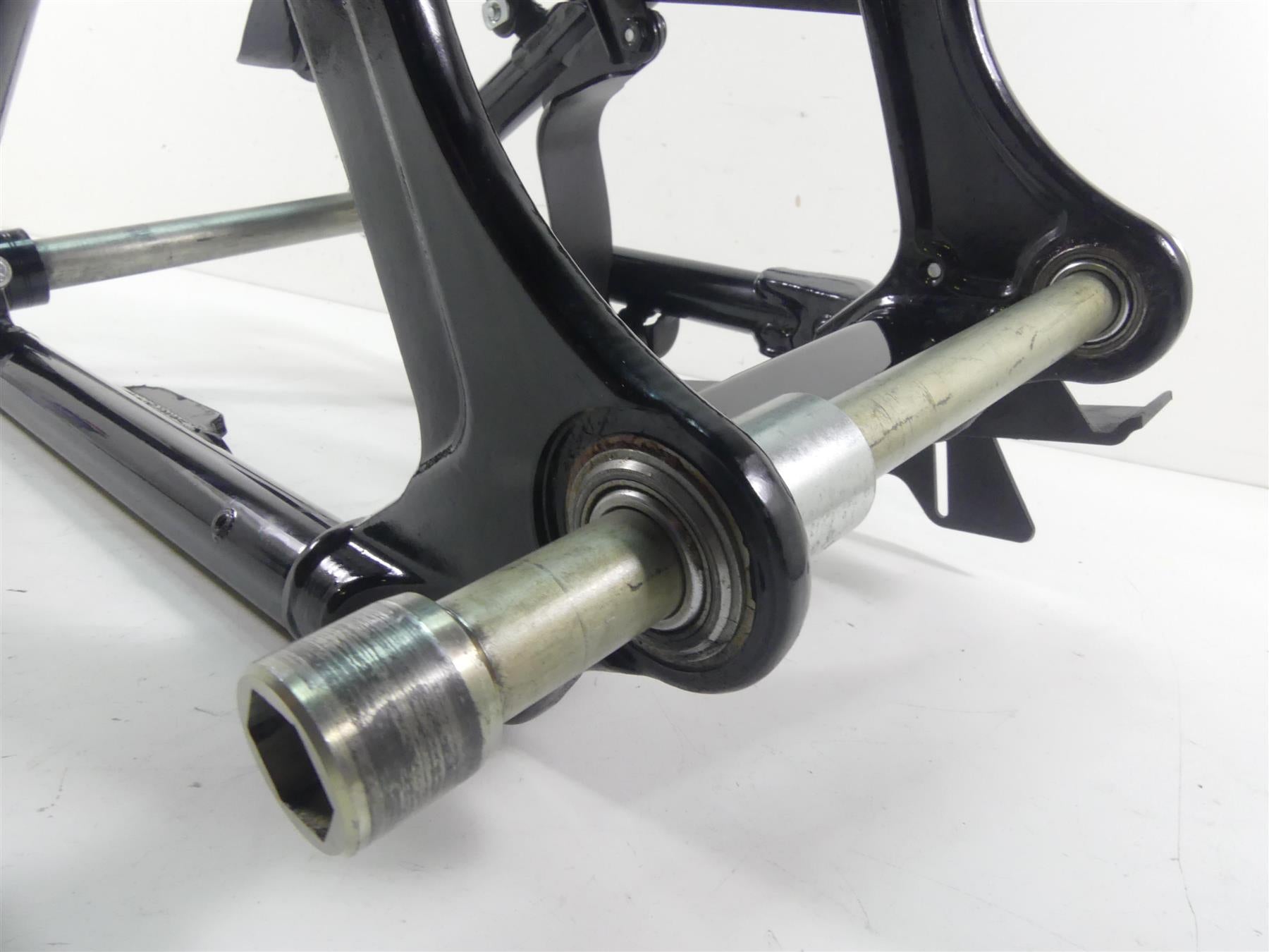 2021 Harley Softail FXBBS 114 Street Bob Swingarm Swing Arm & Axle 47400099BHP {{ shop.shopifyCountryName }} - Mototech271