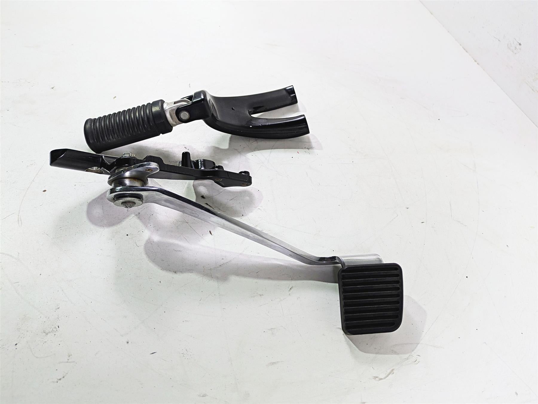 2018 Harley FXBR Softail Breakout Right Footpeg + Mount & Brake Pedal 50500746 {{ shop.shopifyCountryName }} - Mototech271