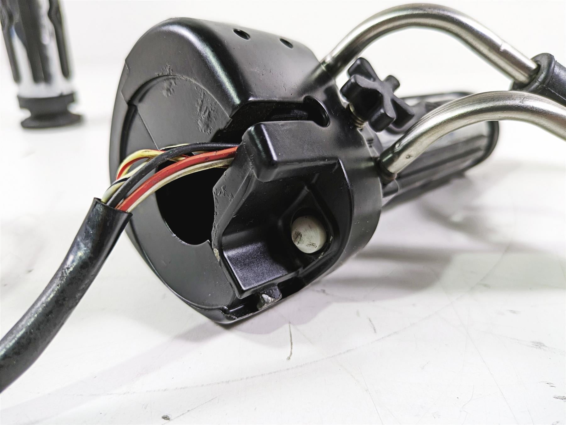 2012 Harley FLD Dyna Switchback Right Control Switch & Blinker 72948-12 {{ shop.shopifyCountryName }} - Mototech271
