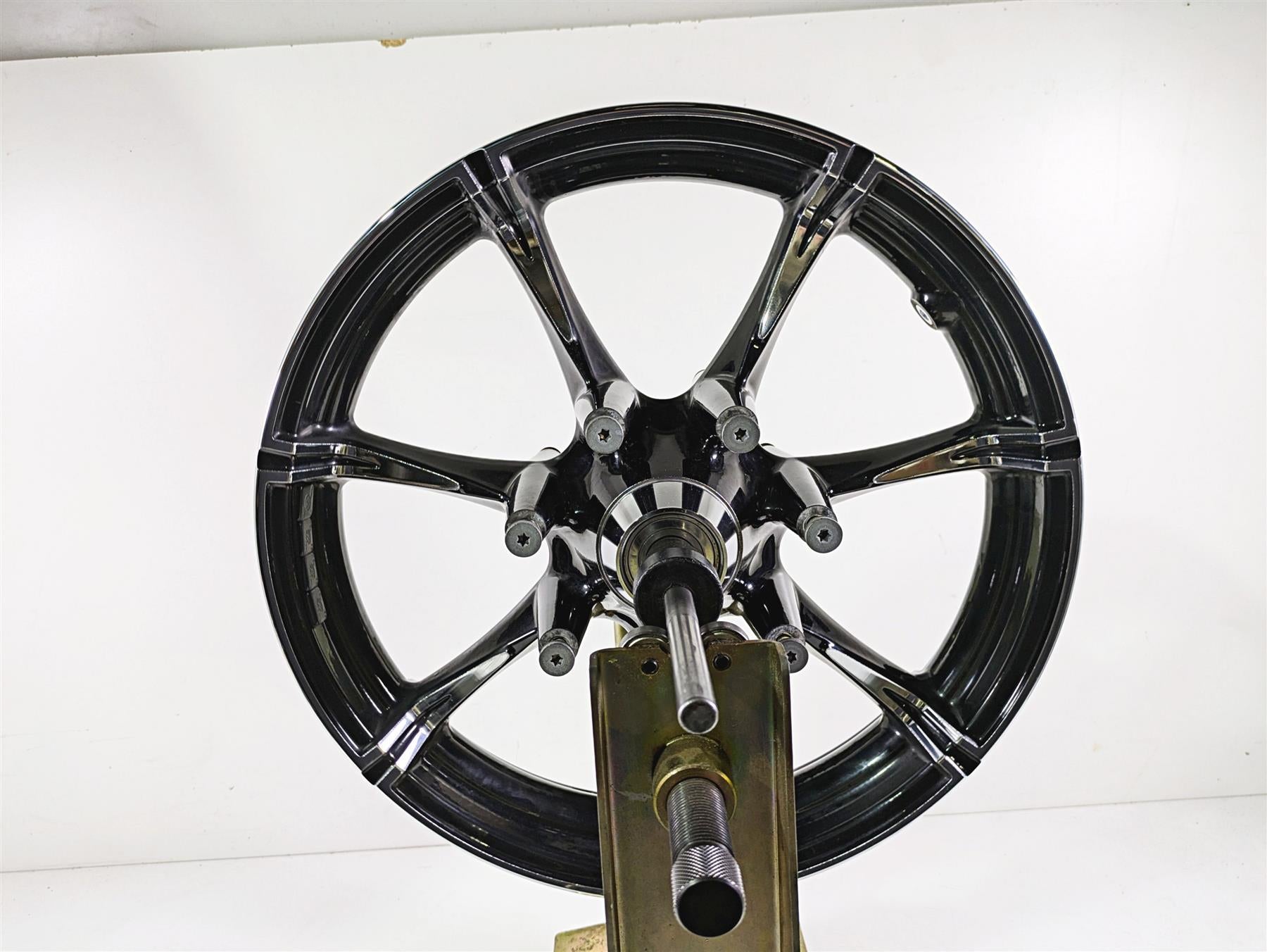 2017 Harley Touring FLHTKSE CVO E-Glide 17x3 Front Wheel 7-Spk Slicer 43300441 {{ shop.shopifyCountryName }} - Mototech271