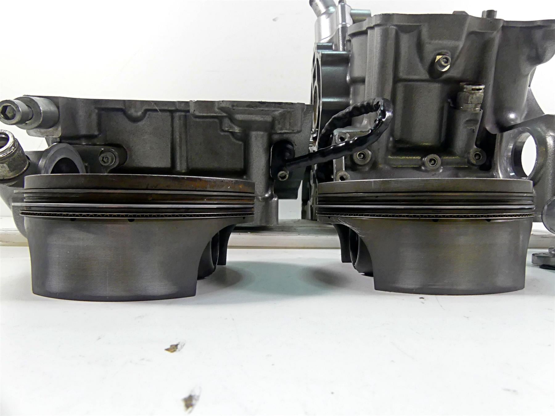 2013 Harley VRSCF Muscle Vrod Engine Motor Crank Case & Piston Set 24457-09K {{ shop.shopifyCountryName }} - Mototech271