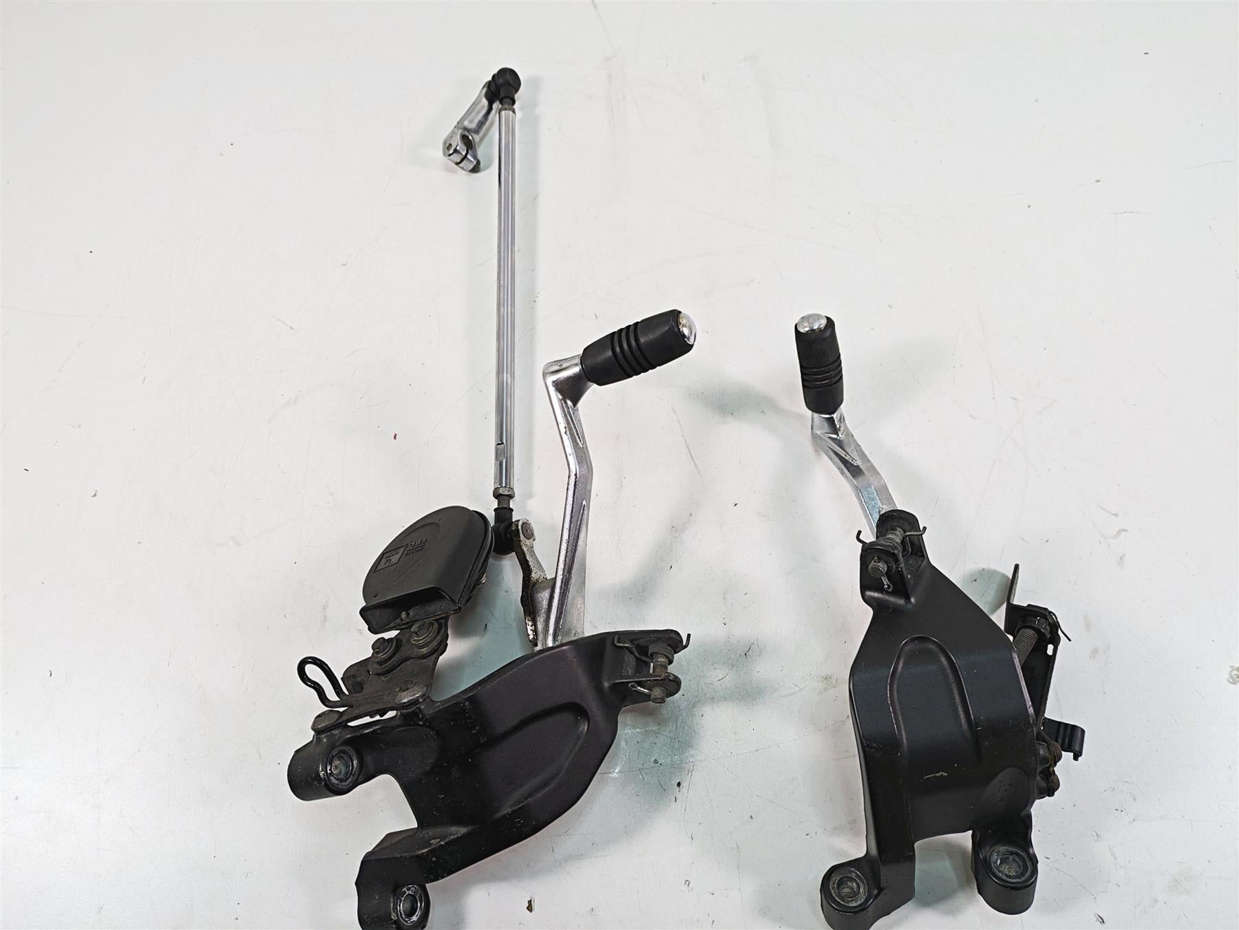 2009 Yamaha XV1900 Raider Front Left Right Footpeg Mount & Pedal Set 5C7-27420 {{ shop.shopifyCountryName }} - Mototech271