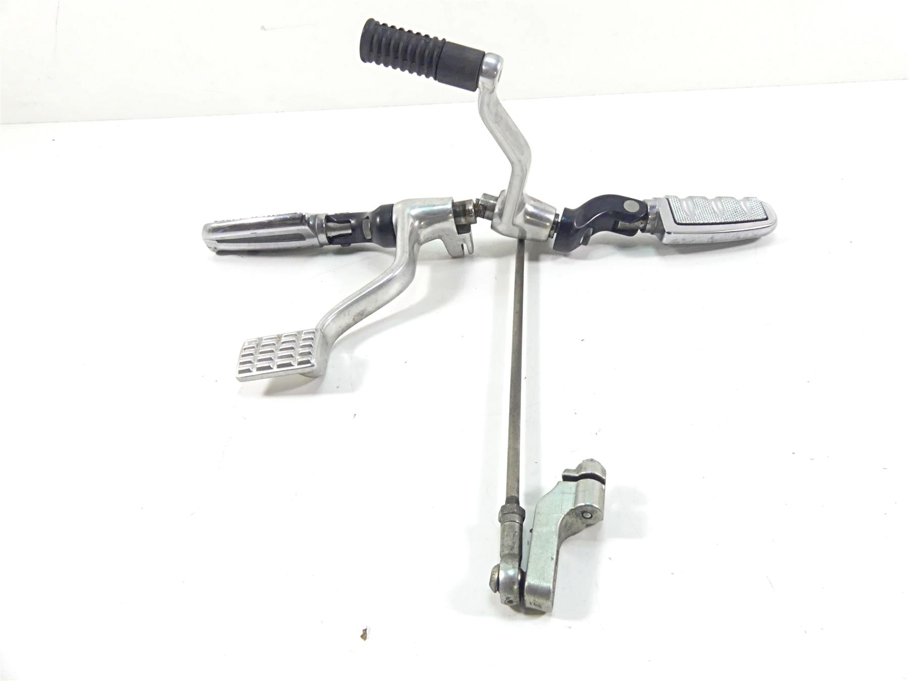2013 Harley VRSCF Muscle Vrod Left Right Footpeg Foot Peg Rest Set 54046-12 {{ shop.shopifyCountryName }} - Mototech271
