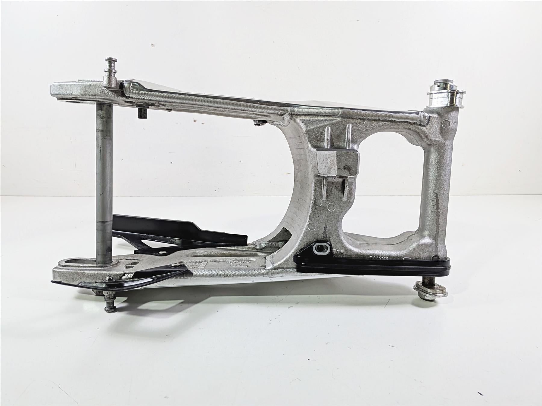 2018 Aprilia RSV4 RR Rear Swingarm Swing Arm & Axle 2B001292 {{ shop.shopifyCountryName }} - Mototech271