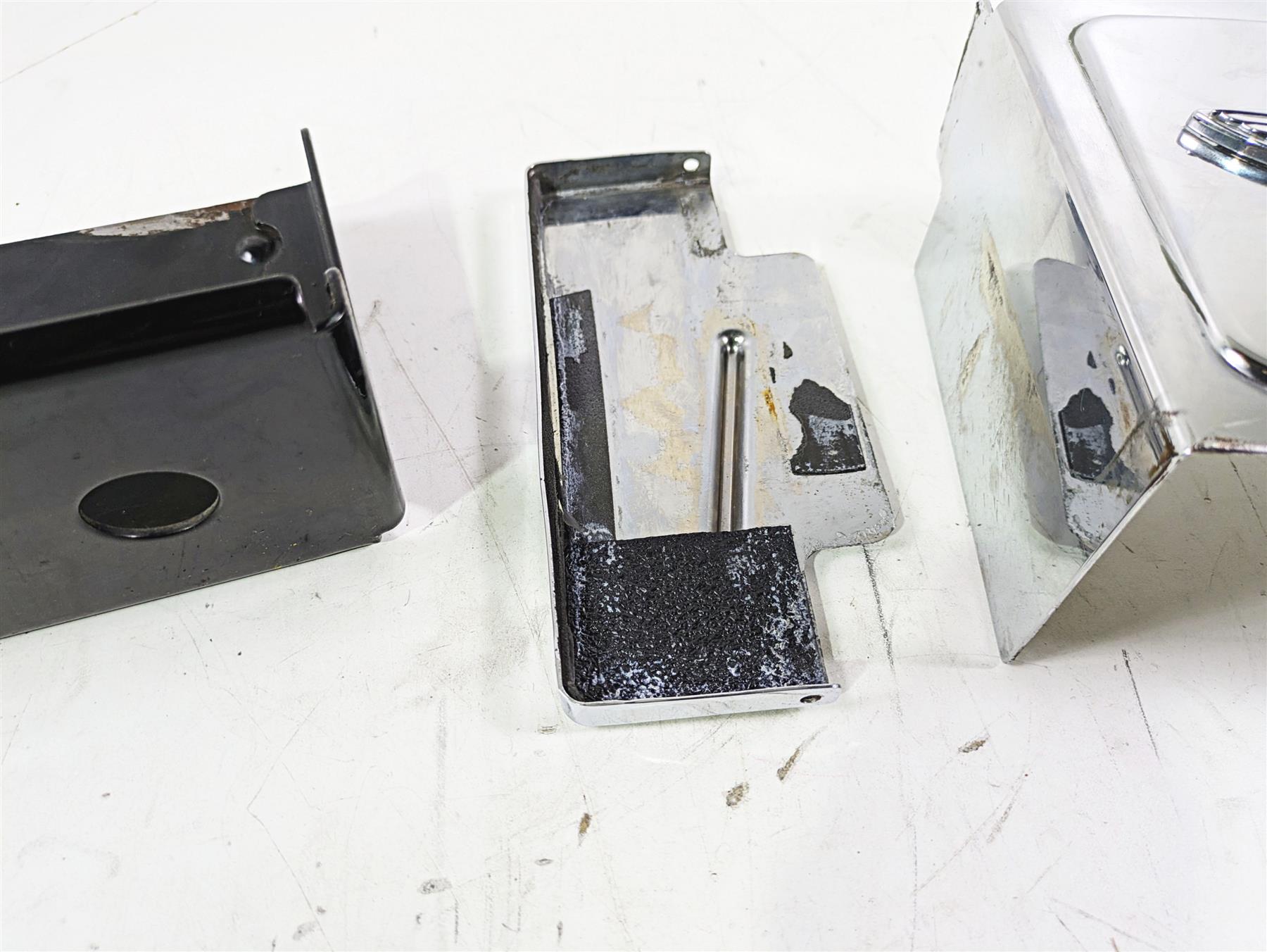 2002 Harley Dyna FXDL Low Rider Battery Tray Box & Skull Chrome Cover 66375-97 {{ shop.shopifyCountryName }} - Mototech271