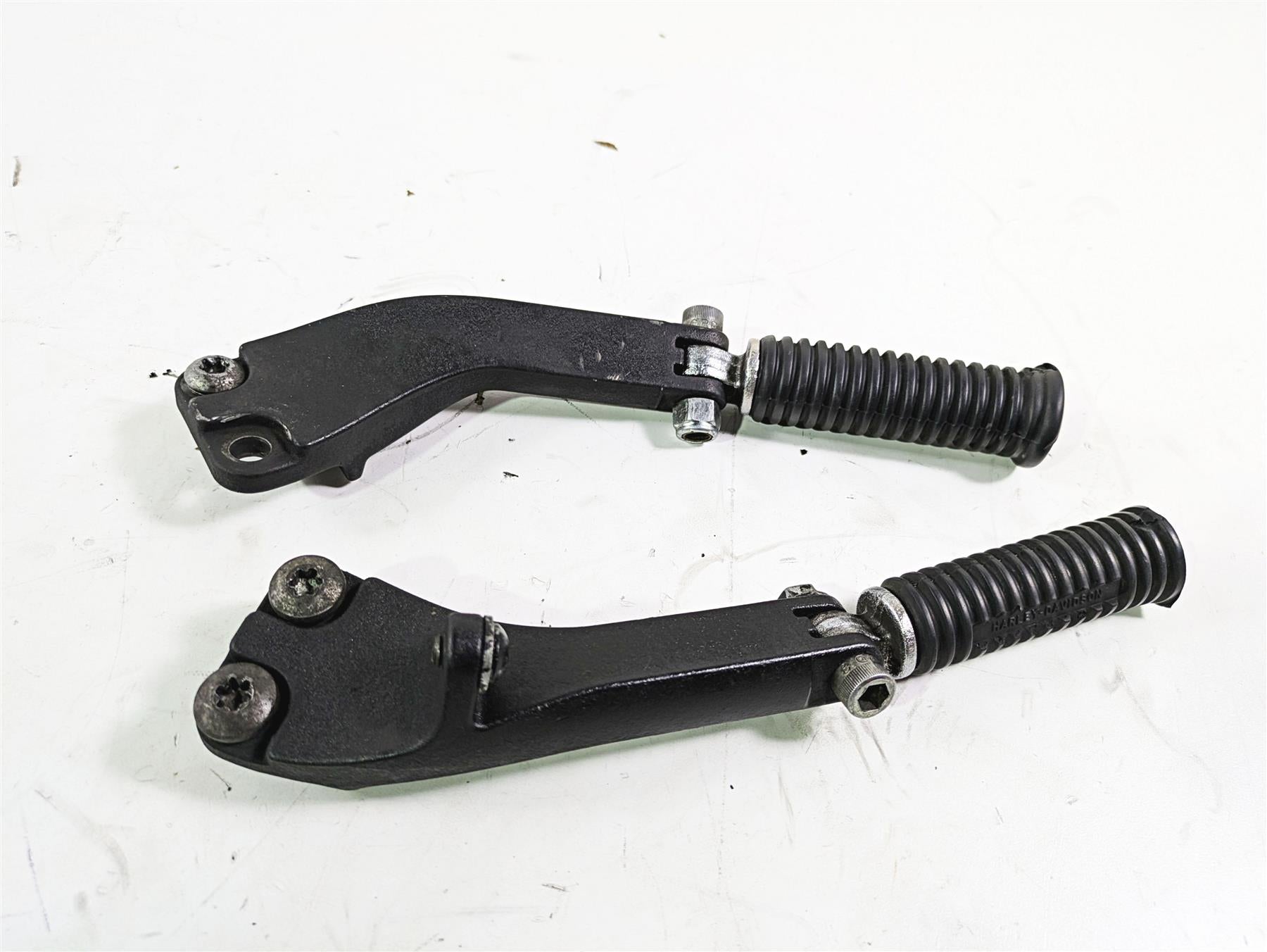 2016 Harley FXDL Dyna Low Rider Rear Passenger Footpeg Set 49224-06A 49230-06 | Mototech271