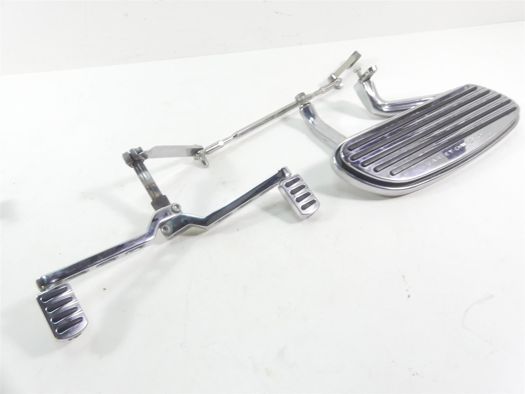 2004 Harley FLHTC SE CVO Electra Glide Floorboard Shift Brake Pedal Set 50683-04 {{ shop.shopifyCountryName }} - Mototech271