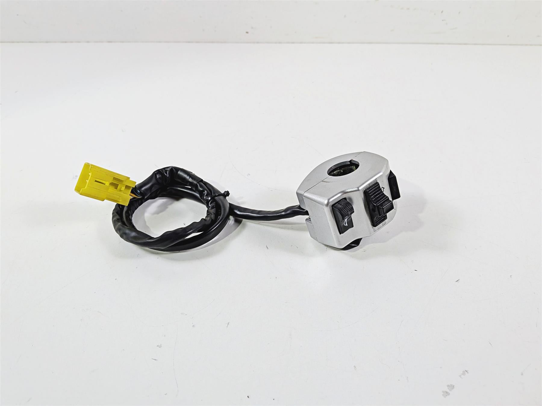 2005 Suzuki VZ800 M50 Boulevard Left Hand Turn Signal Control Switch 37400-39G10 {{ shop.shopifyCountryName }} - Mototech271