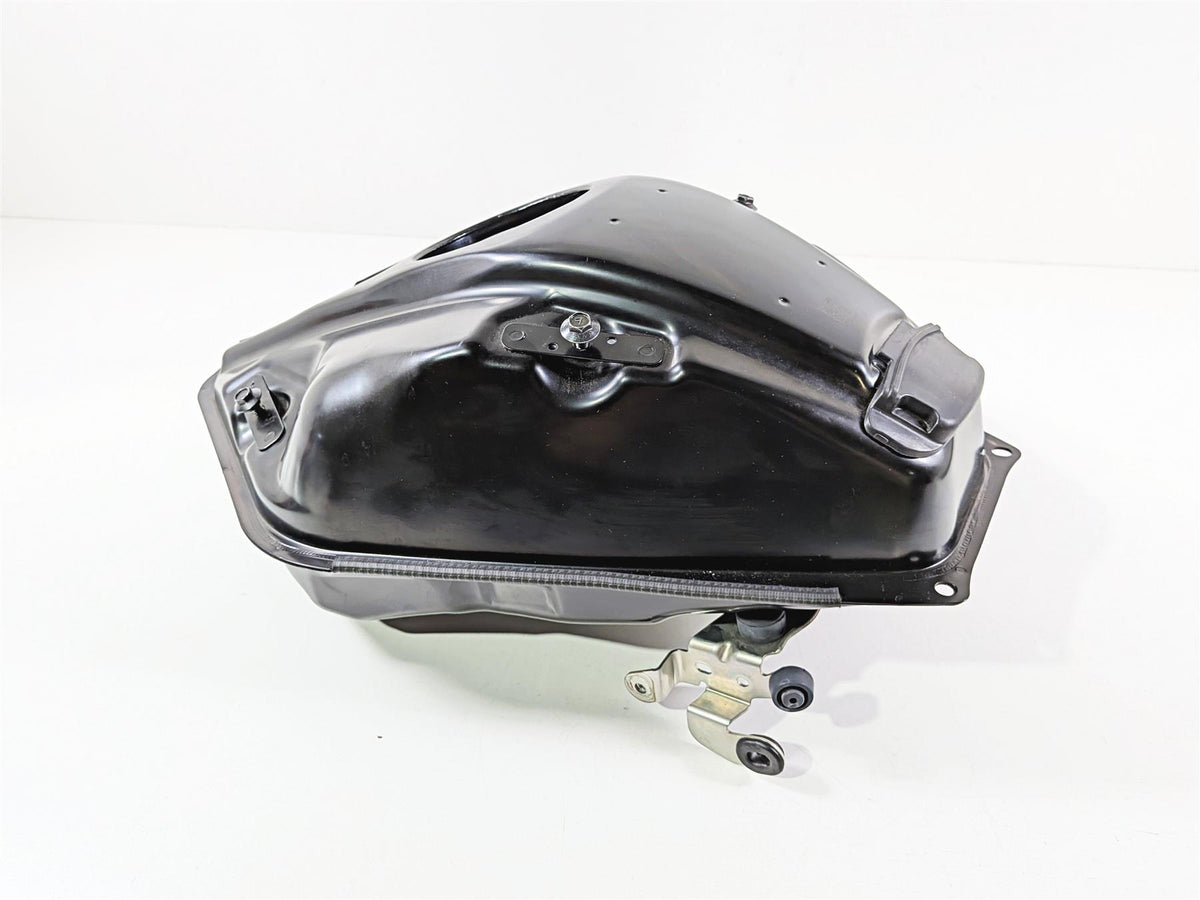 2025 Yamaha YZF R7 Nice Fuel Gas Petrol Tank - Clean - No Dents BEB-24110-00-00 {{ shop.shopifyCountryName }} - Mototech271