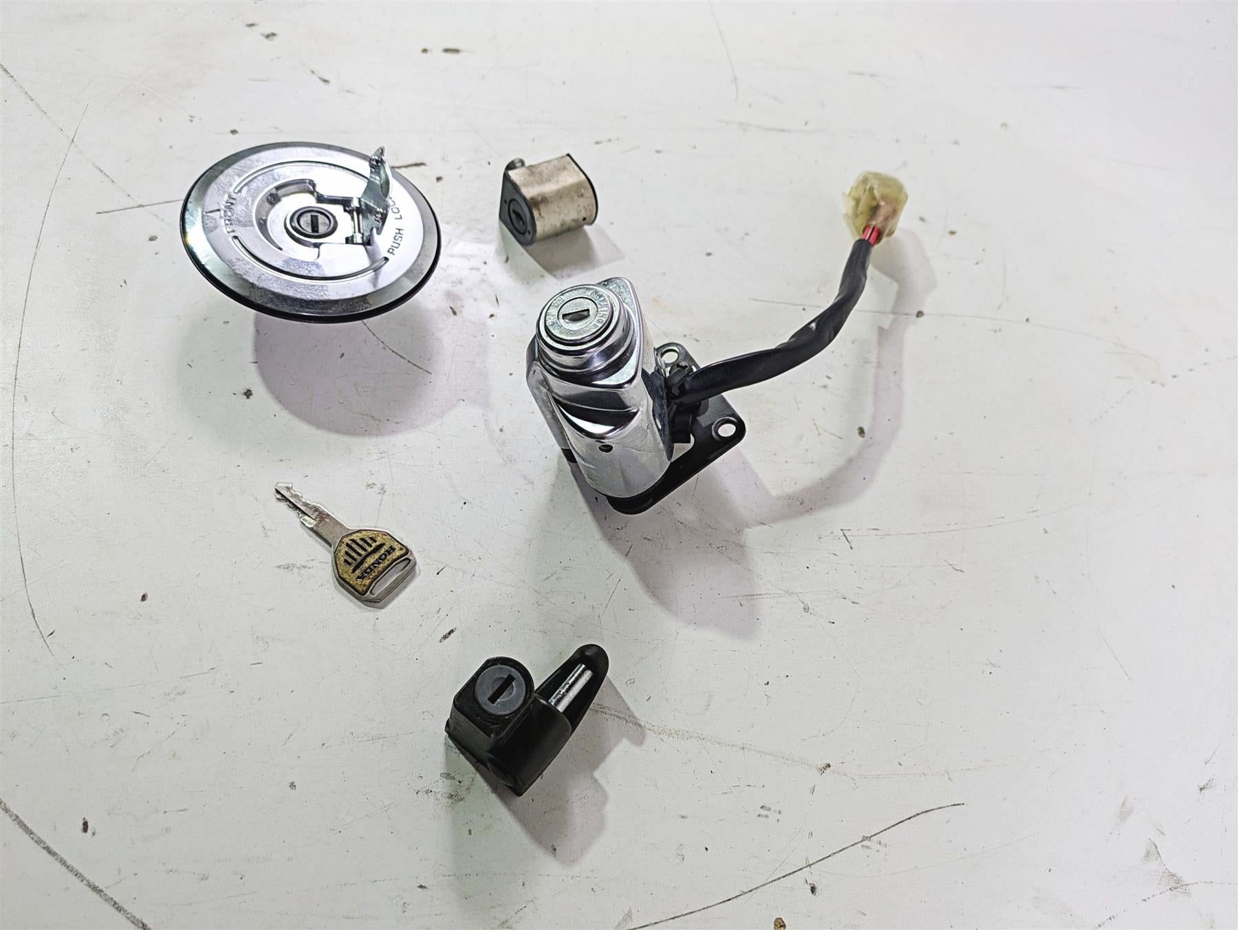 2002 Honda V-Twin VTX1800 C Ignition Switch Key Lock Set 35100-MCH-000 {{ shop.shopifyCountryName }} - Mototech271