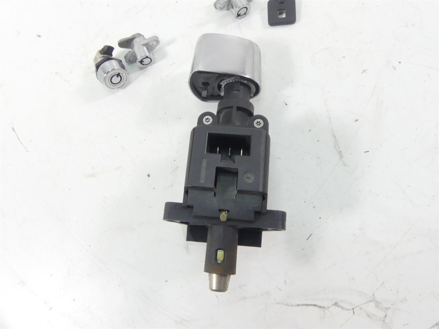2013 Harley Touring FLTRX Road Glide Ignition Switch Key Lock Set 71572-06 {{ shop.shopifyCountryName }} - Mototech271