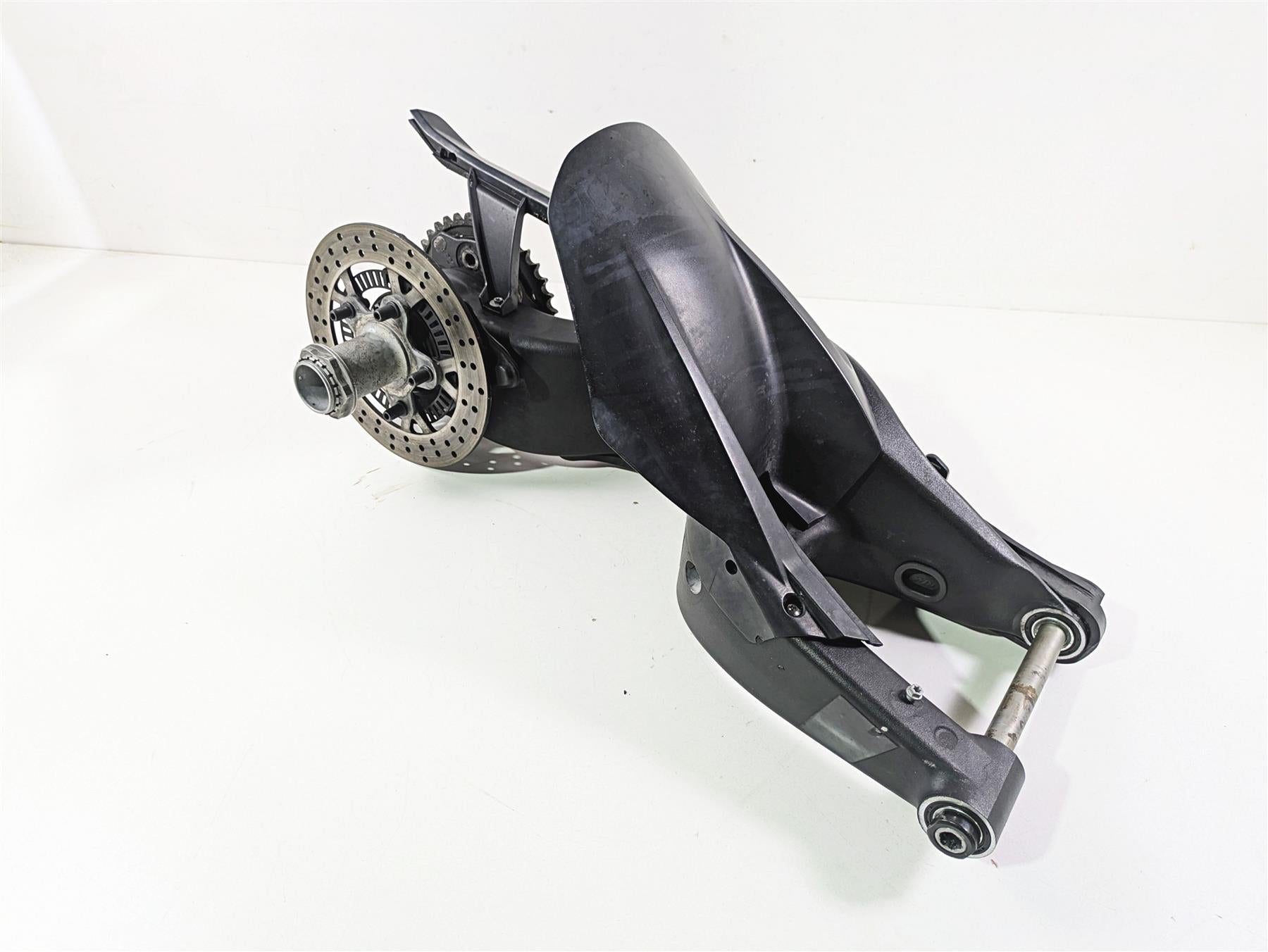 2018 KTM 1290 Super Duke R Swingarm Swing Arm & Axle 6130403004433 {{ shop.shopifyCountryName }} - Mototech271