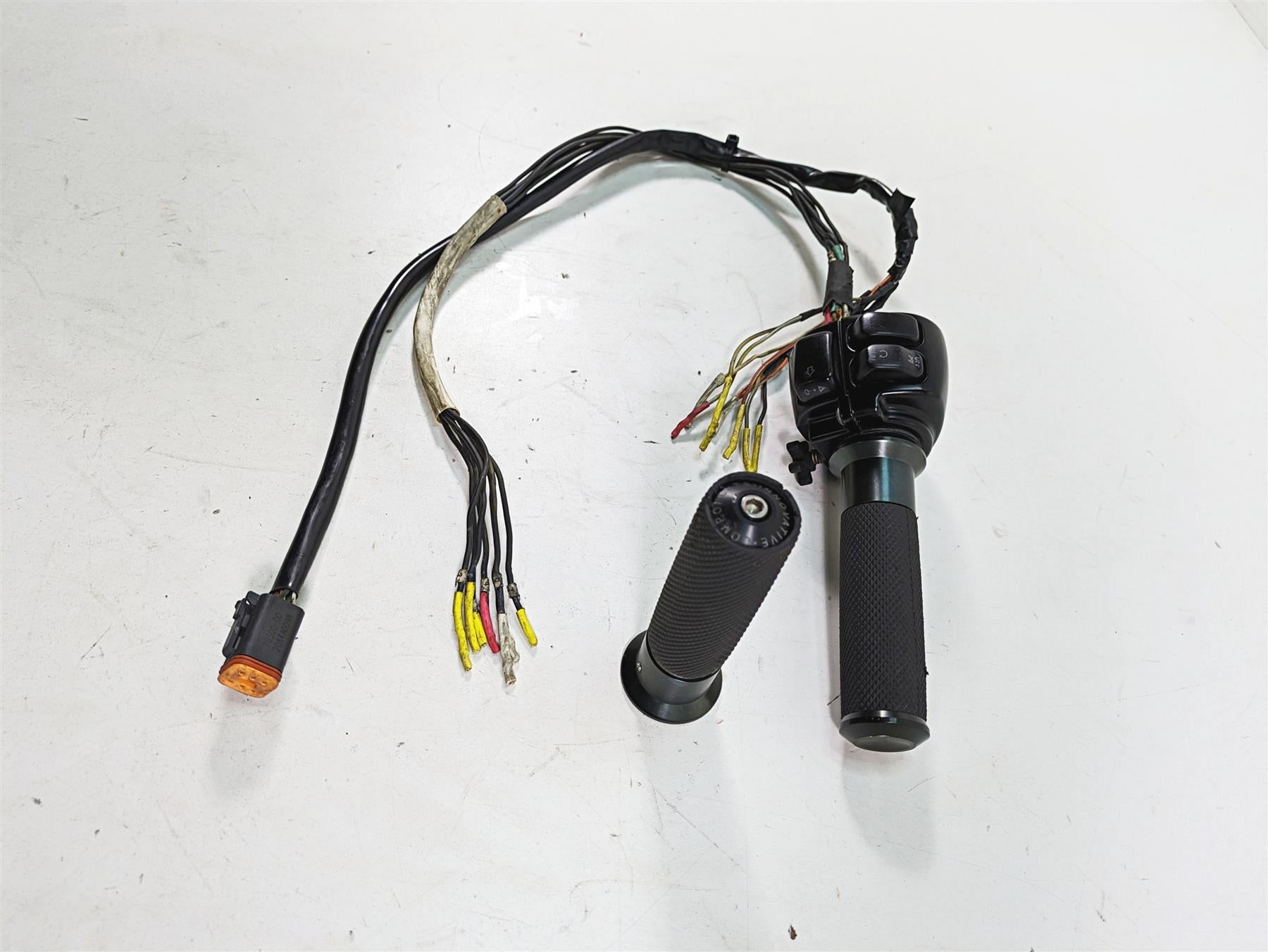 2005 Harley Dyna FXDL Low Rider Right Hand Control Switch - Read 71684-06A {{ shop.shopifyCountryName }} - Mototech271