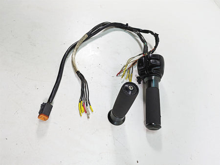 2005 Harley Dyna FXDL Low Rider Right Hand Control Switch - Read 71684-06A {{ shop.shopifyCountryName }} - Mototech271