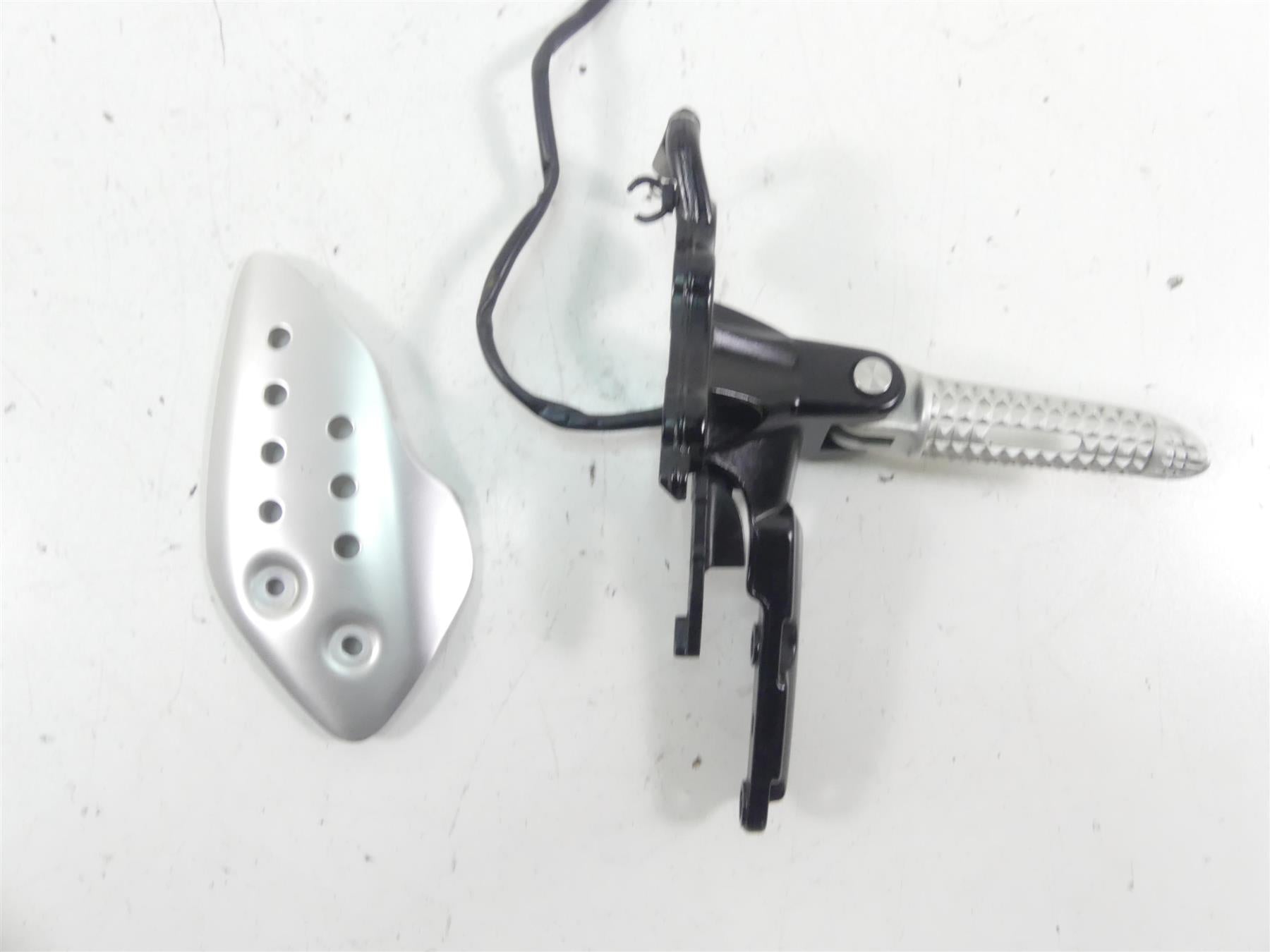 2017 Triumph Thruxton 1200 R Right Front Footpeg Foot Peg + Bracket T2081084 {{ shop.shopifyCountryName }} - Mototech271